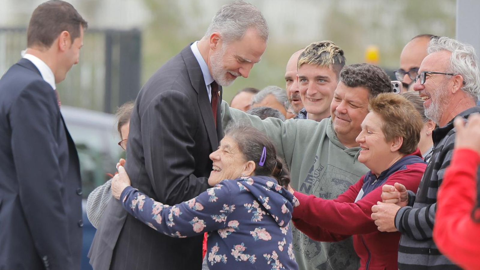 Los usuarios de la Asociación Plena Inclusión, reciben al Rey en el centro de Aspace Sevilla.
