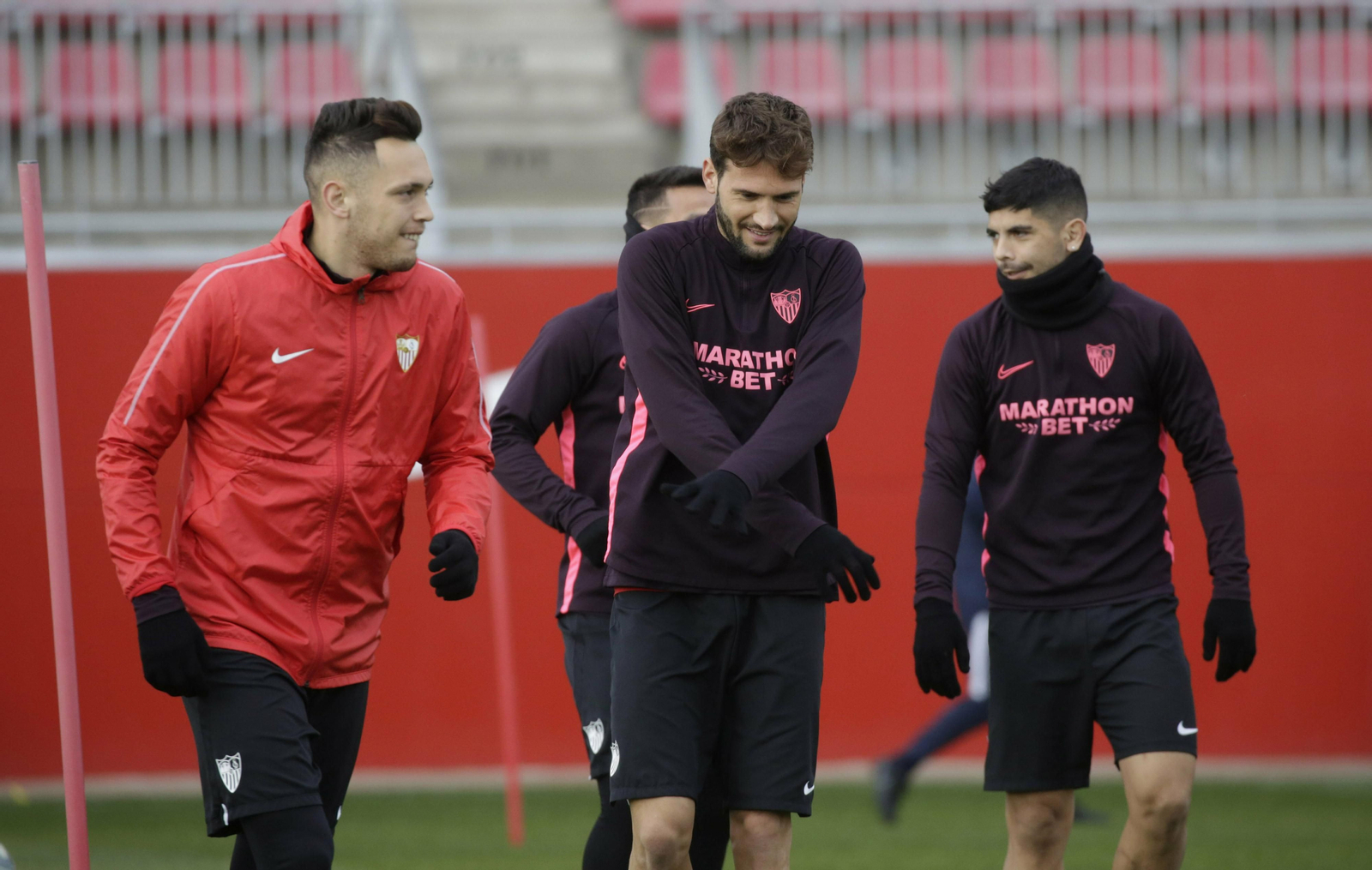 Ocampos, Franco Vázquez y Banega, que es baja por sanción, se ejercitan protegidos del frío.