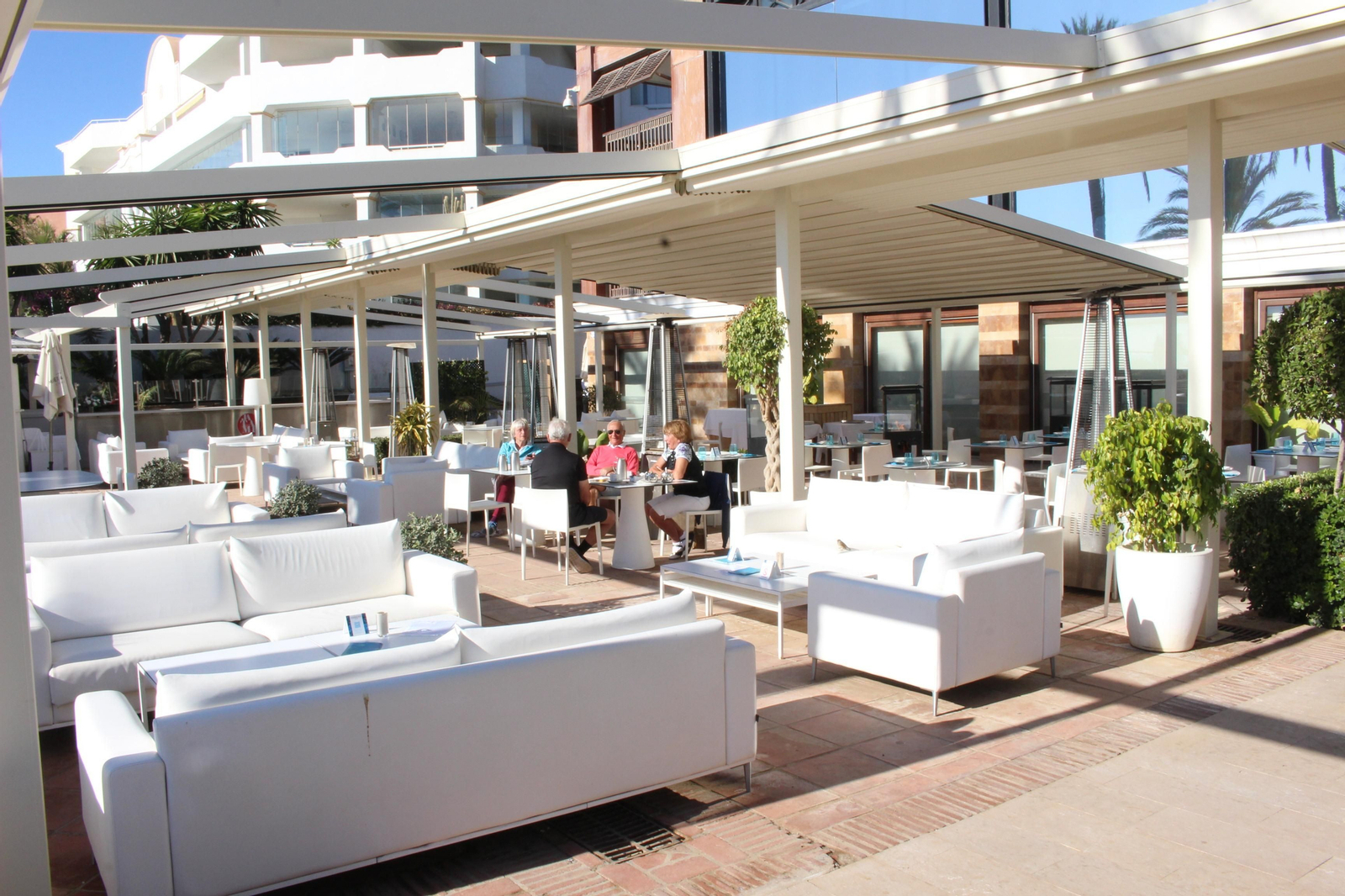 La terraza del restaurante del hotel Guadalpín Banús.