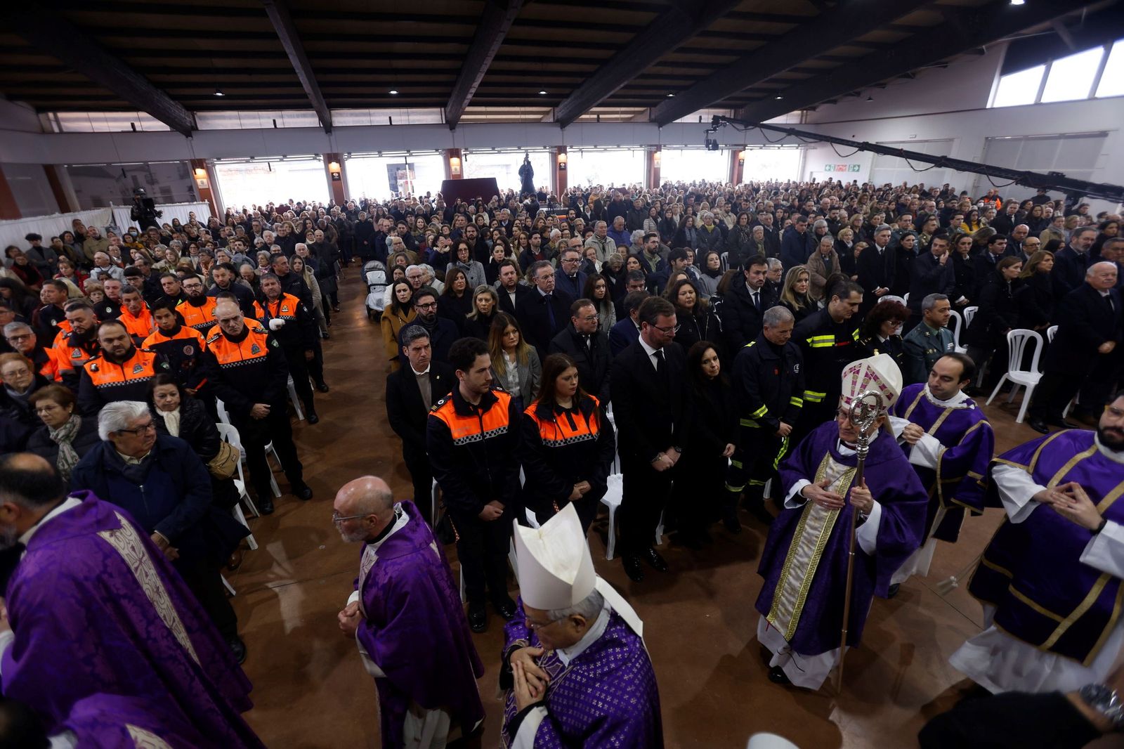 Entrada del obispo a la caseta municipal de Adamuz, repleta de asistentes a la misa funeral.