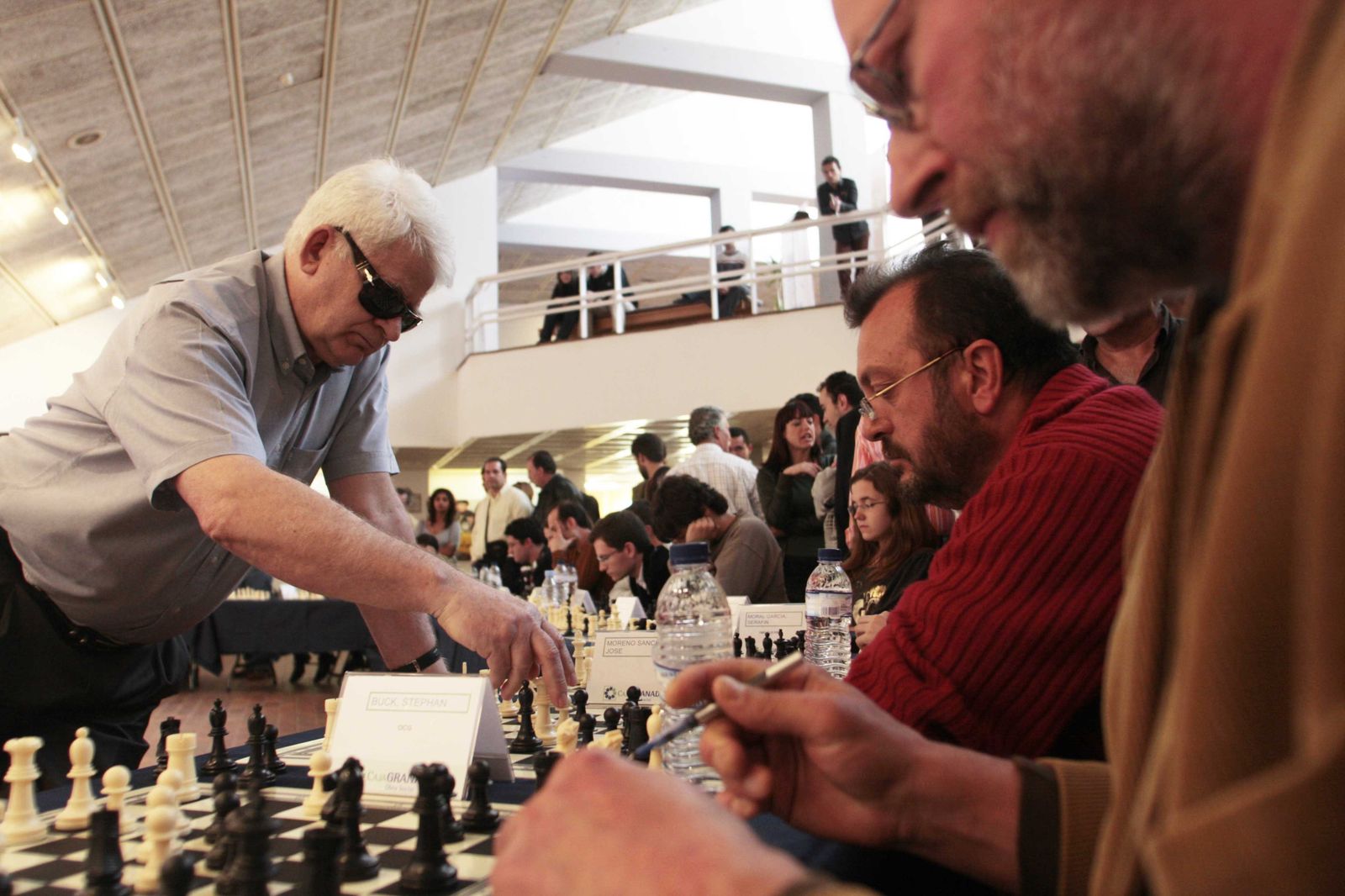 El ajedrecista ruso Boris Spassky disputa varias partidas simultáneas con aficionados en un festival en 2008.