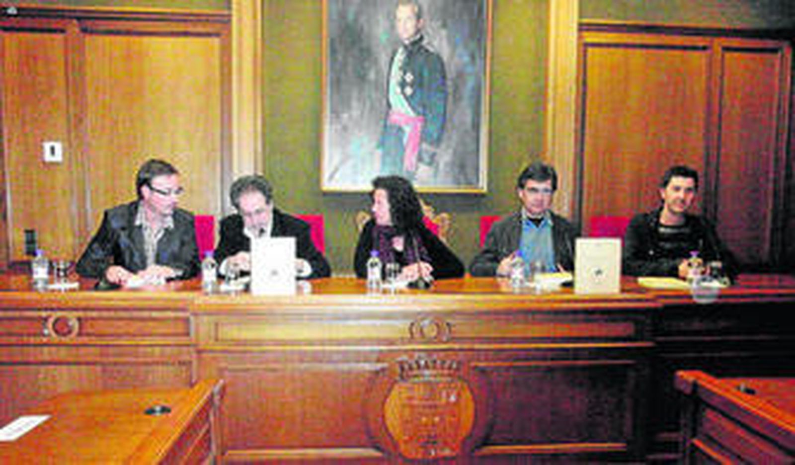 1. El editor, Manuel Martín Cuenca, el director, Felipe Vega, la diputada de Cultura, Caridad Herrerías, el guionista, Manuel Hidalgo, y el director de 'Almería en corto, Óscar de Julián, fueron los encargados de presentar 'Mujeres en el parque'. 2. A la presentación acudieron interesados en el libro y en descubrir todos los secretos del guión. 3. Muchos de los asistentes disfrutaron con las anécdotas contadas por los profesionales del cine.