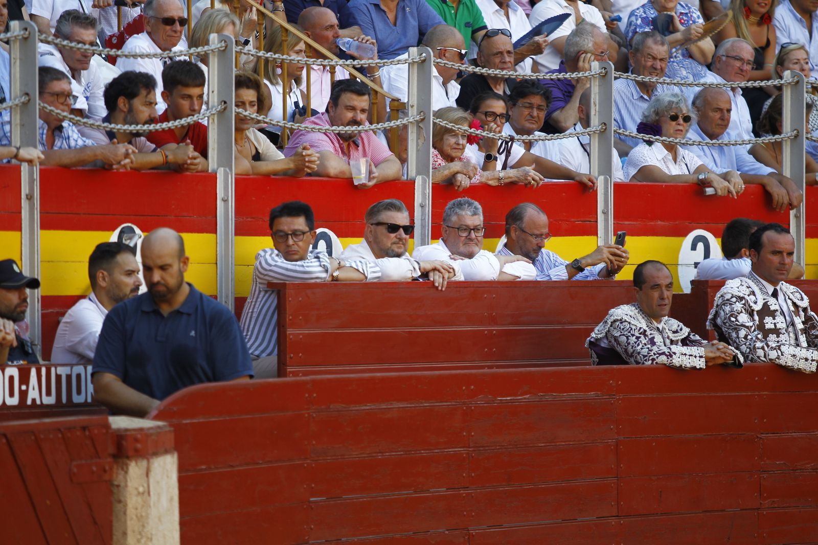 Imágenes del 'ambiente' en la corrida de toros de la Feria de Almería, con los diestros Morante de la Puebla, El Juli y Tomás Rufo