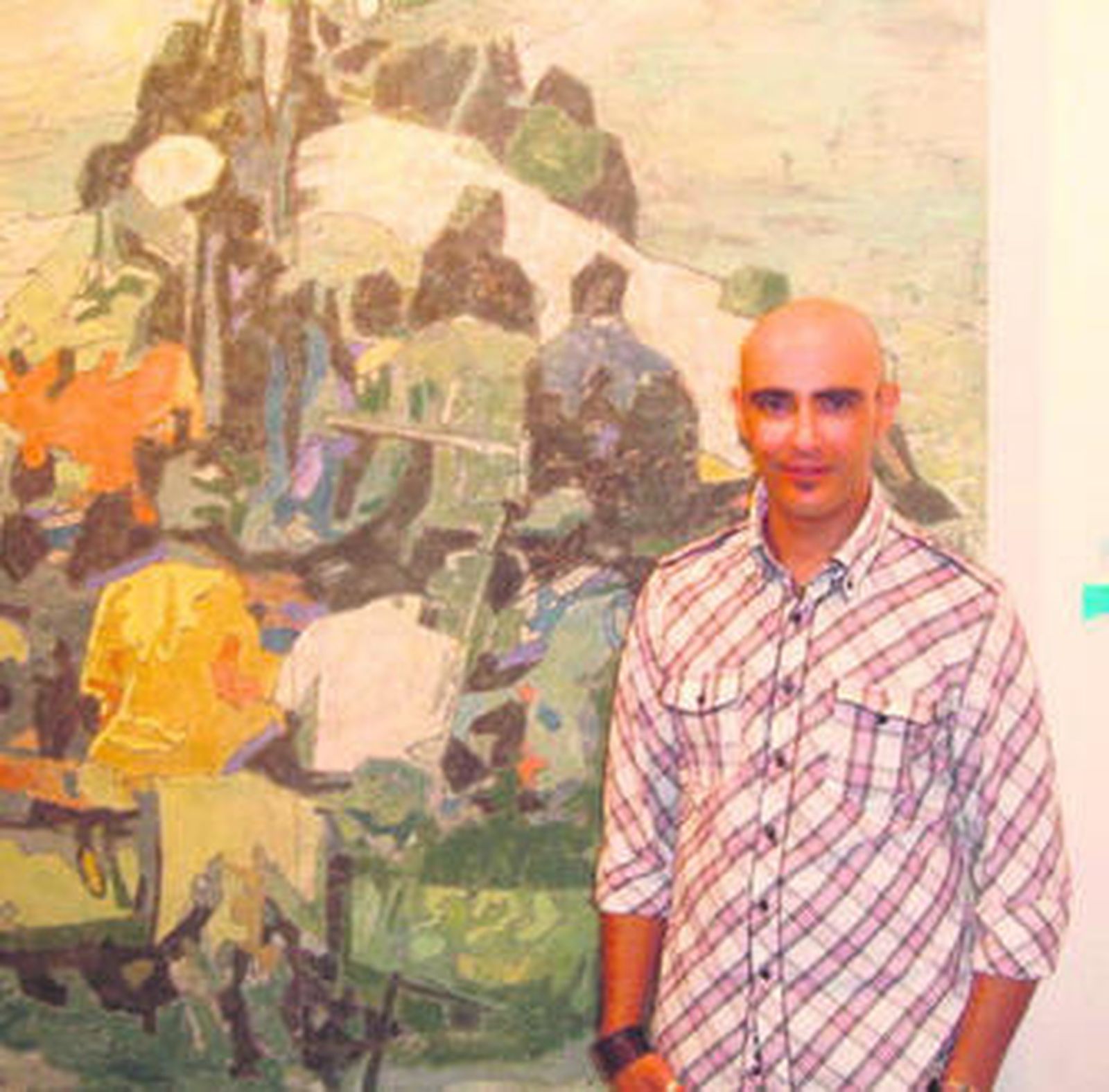 Pedro Nolasco posa ante una de sus obras.