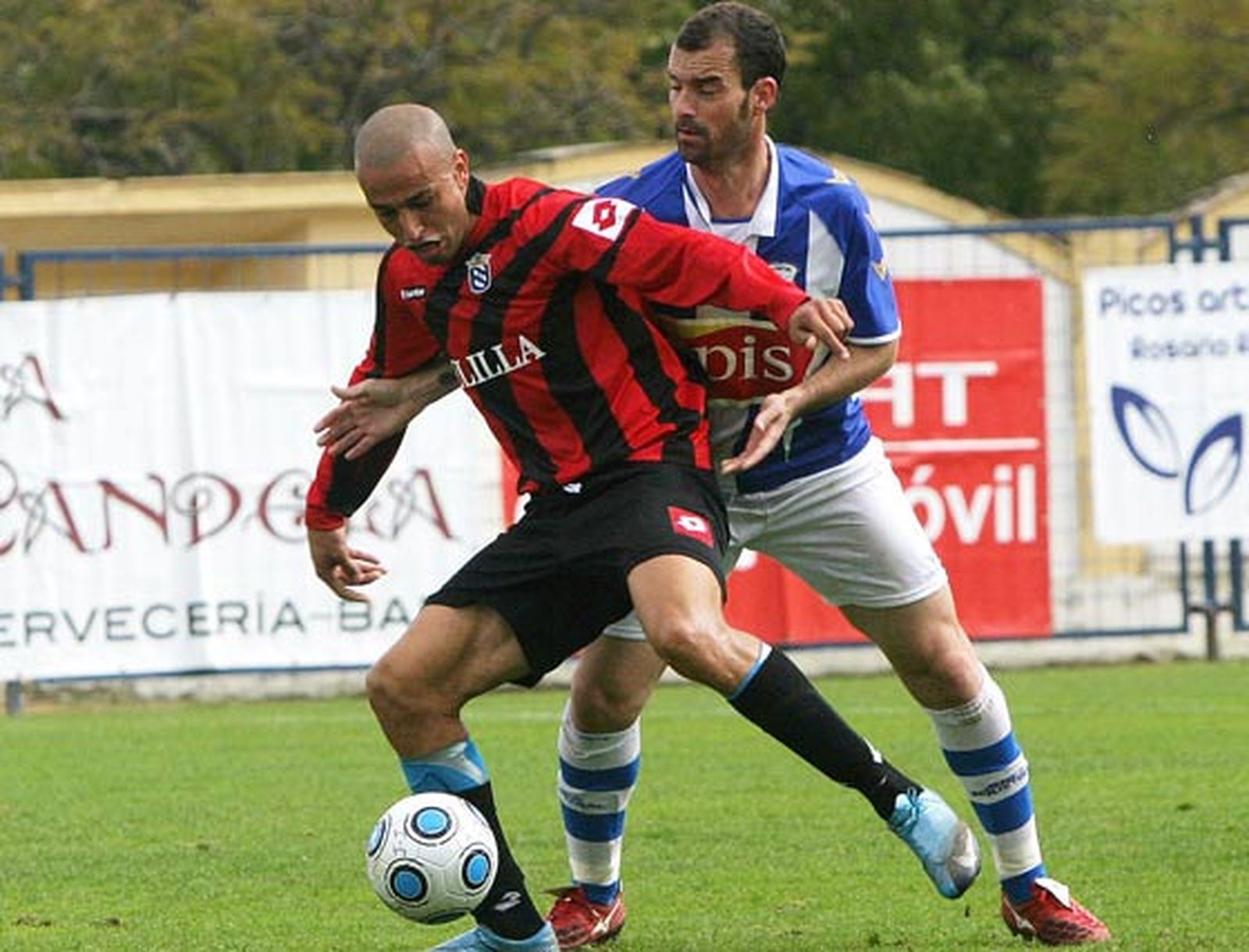 Bornes intenta robarle el balón a Chota.

Foto: Vanesa Lobo