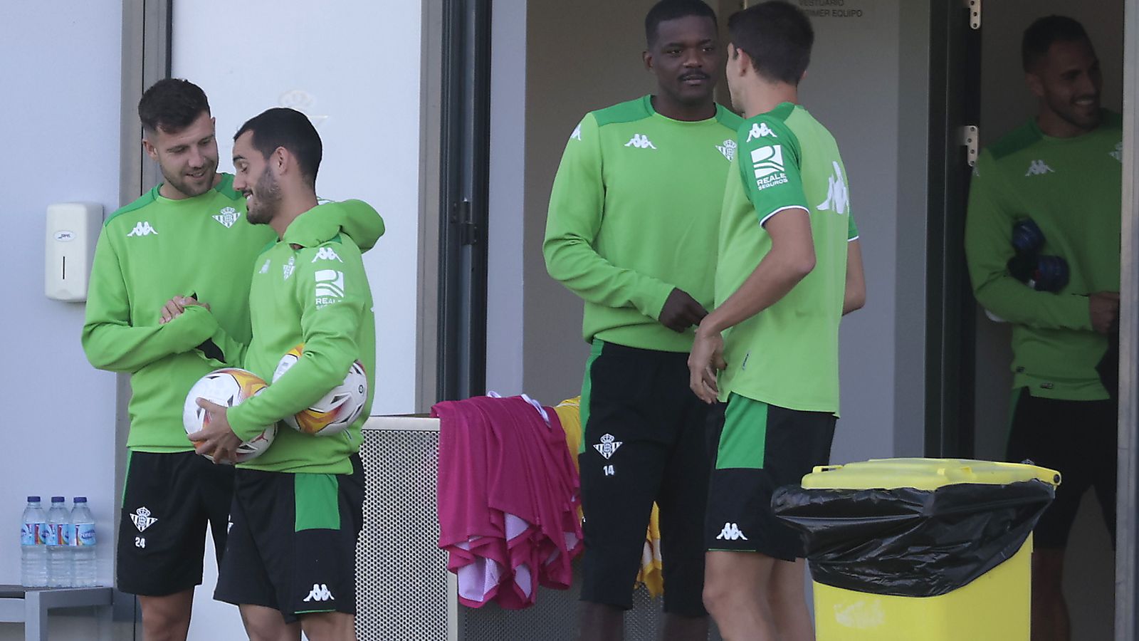 Édgar dialoga con William Carvalho.