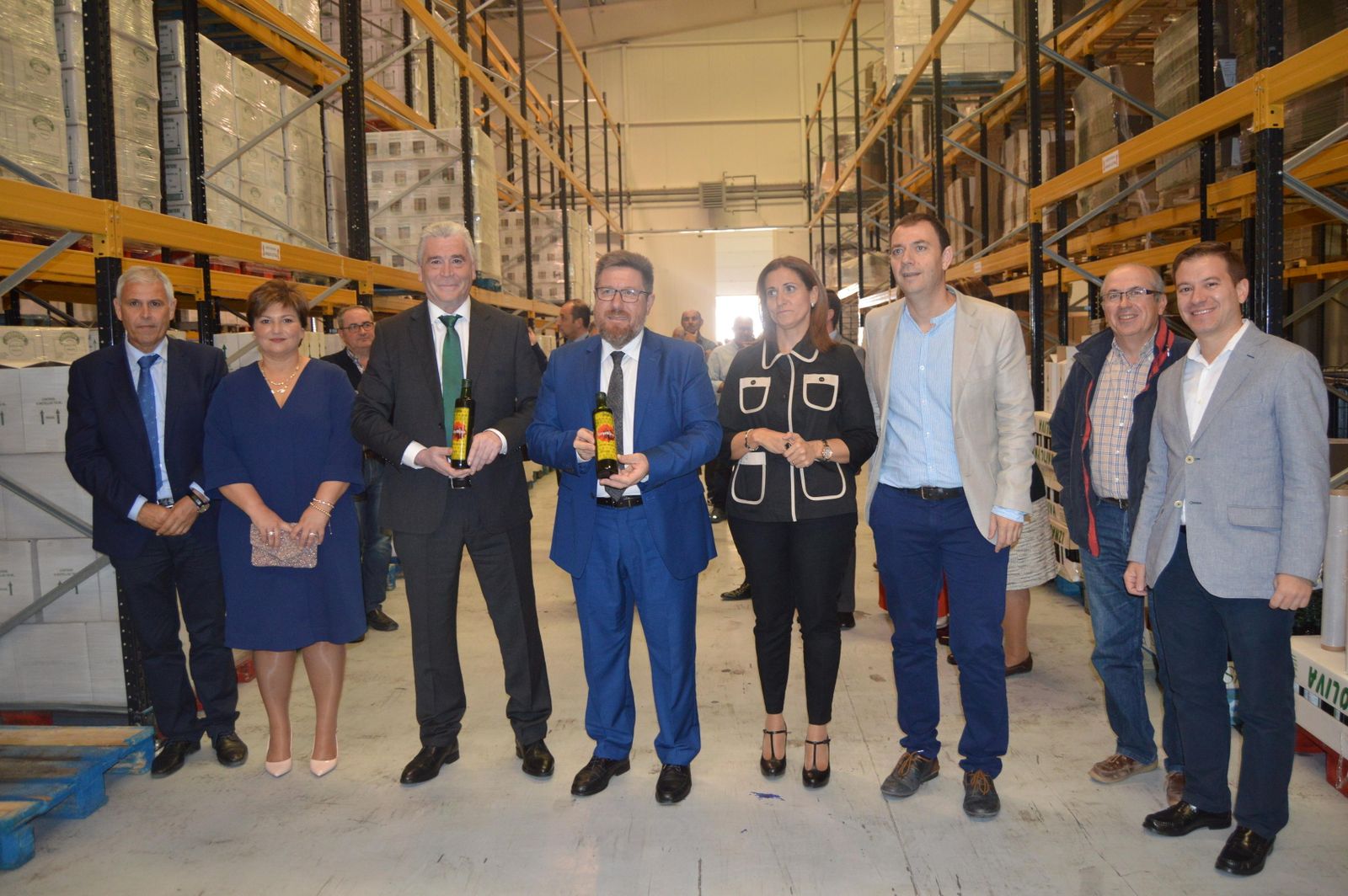 El consejero de Agricultura, Rodrigo Sánchez Haro, en el centro de la imagen, acudió al acto conmemorativo de los 70 años de Iznaoliva.