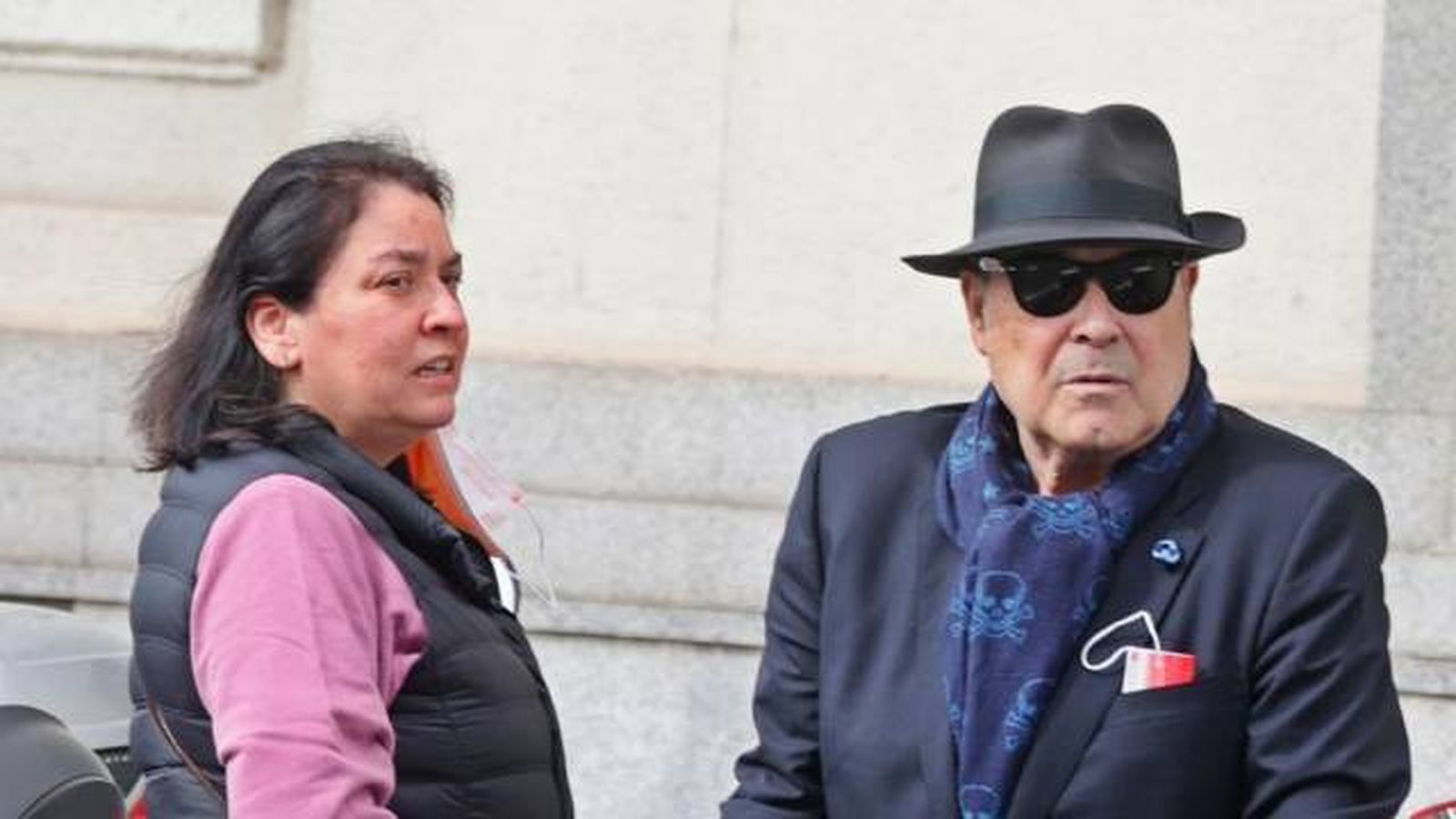 El actor, esperando un taxi junto a su mujer.