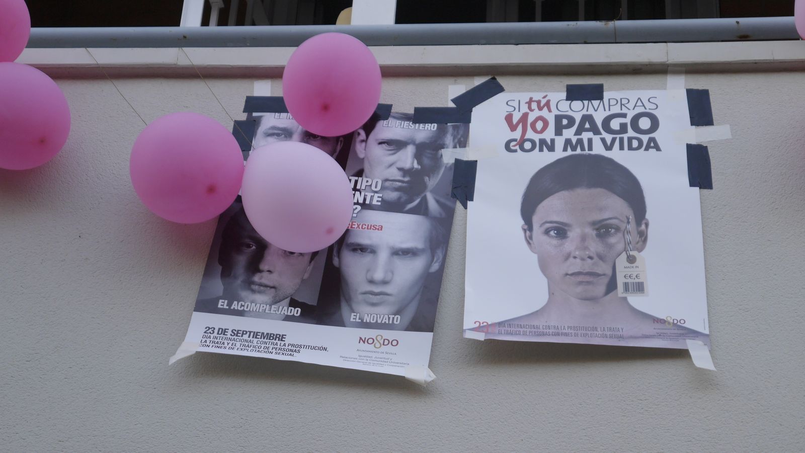 Algunos de los carteles del vecindario