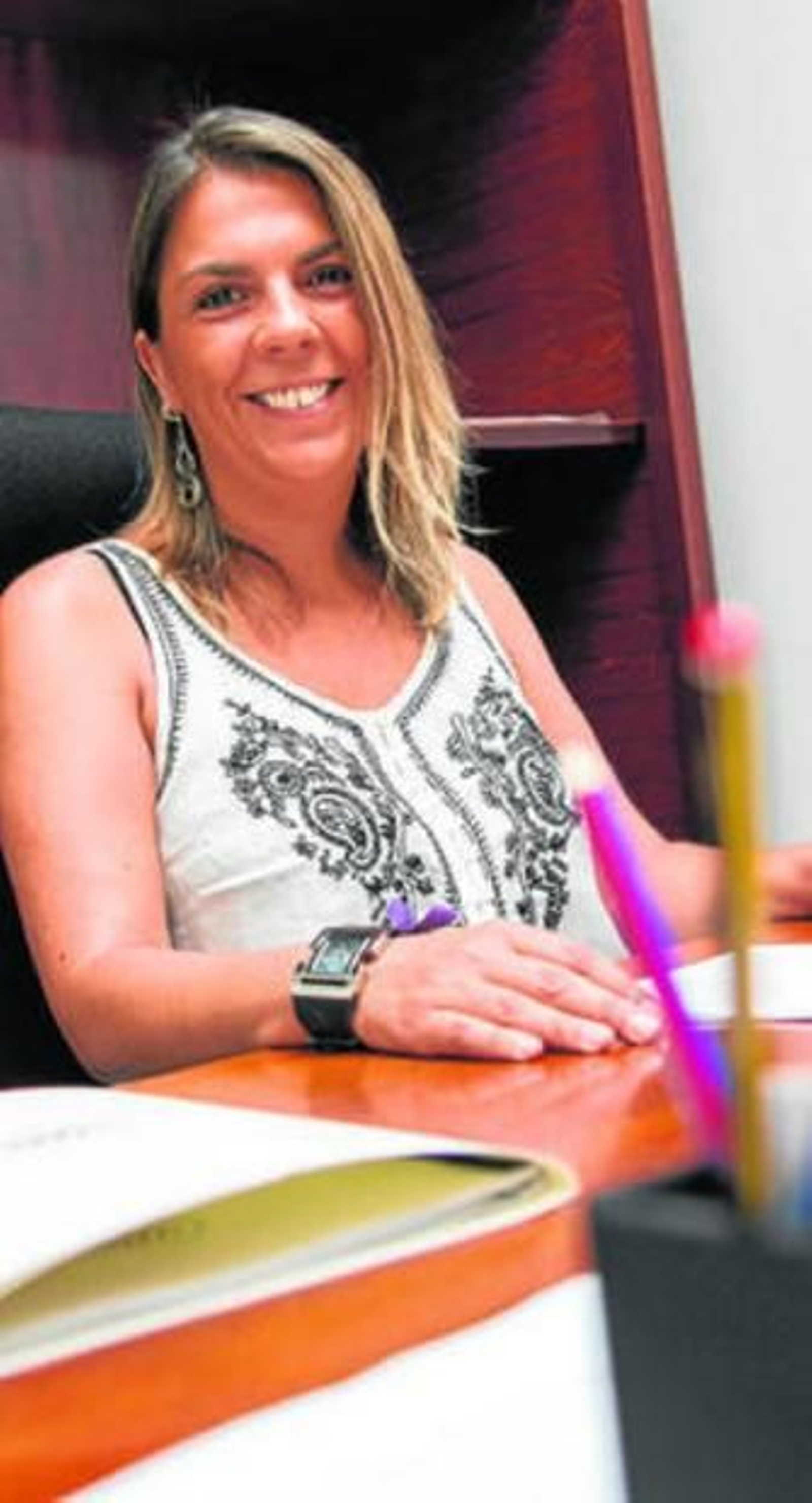 Begoña Gutiérrez, líder sevillana de Podemos, en su despacho de diputada.