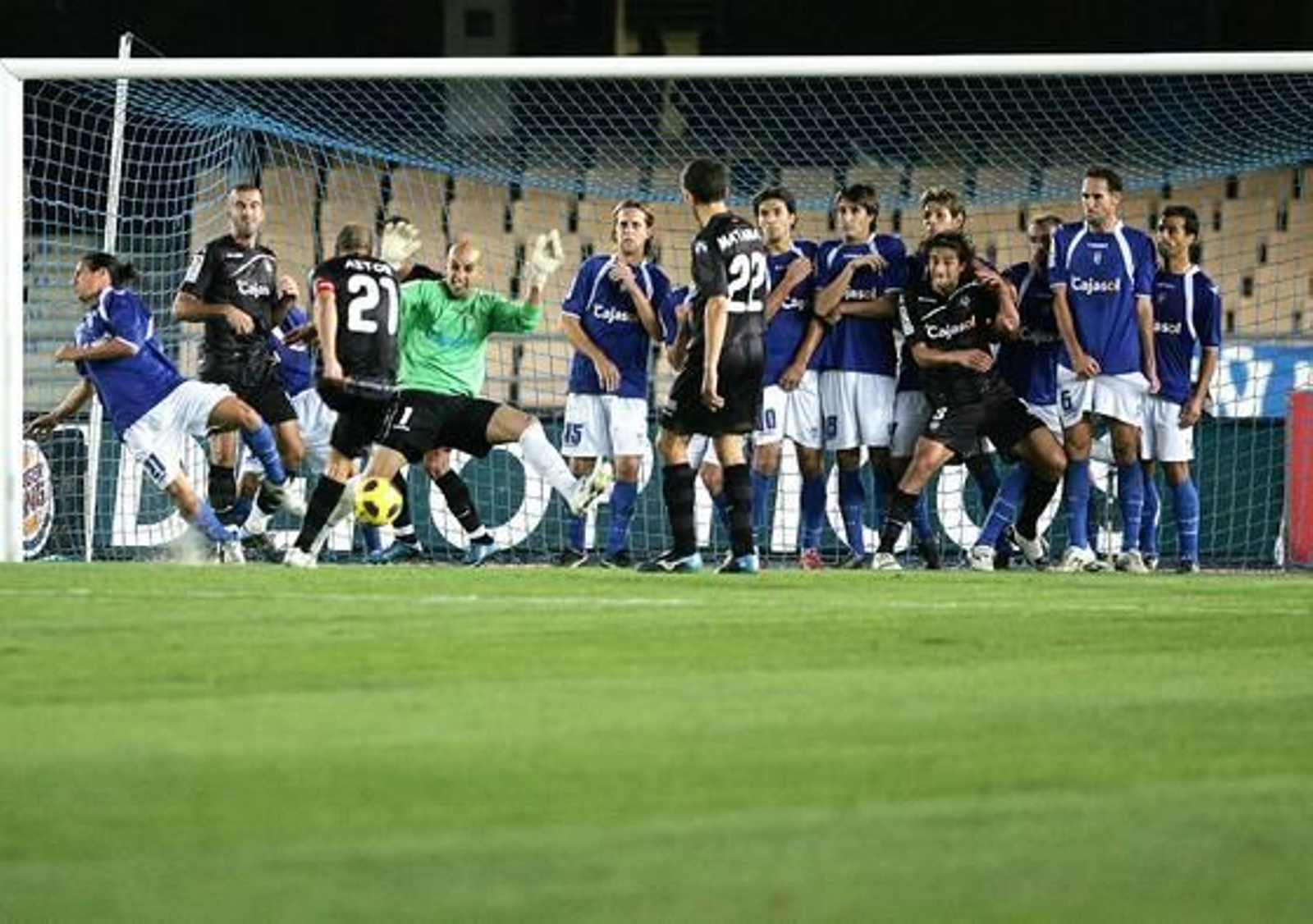 Aitor ejecuta un libre indirecto dentro del área xerecista. 

Foto: Pascual