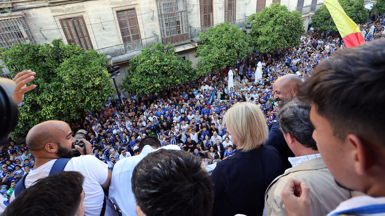 Baño de masas del Xerez CD en Jerez por su ascenso