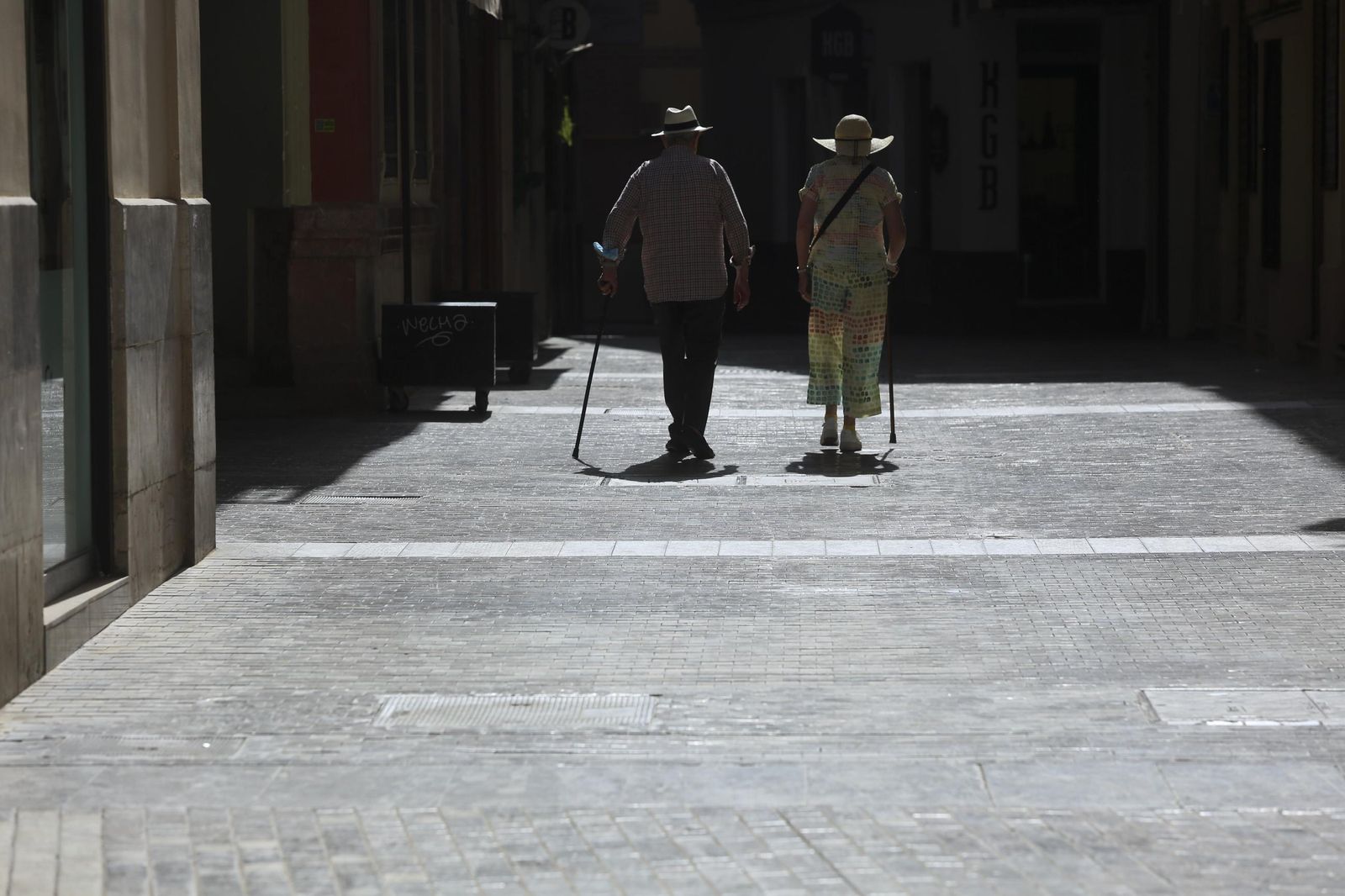 Dos personas mayores en un pueblo de Málaga.
