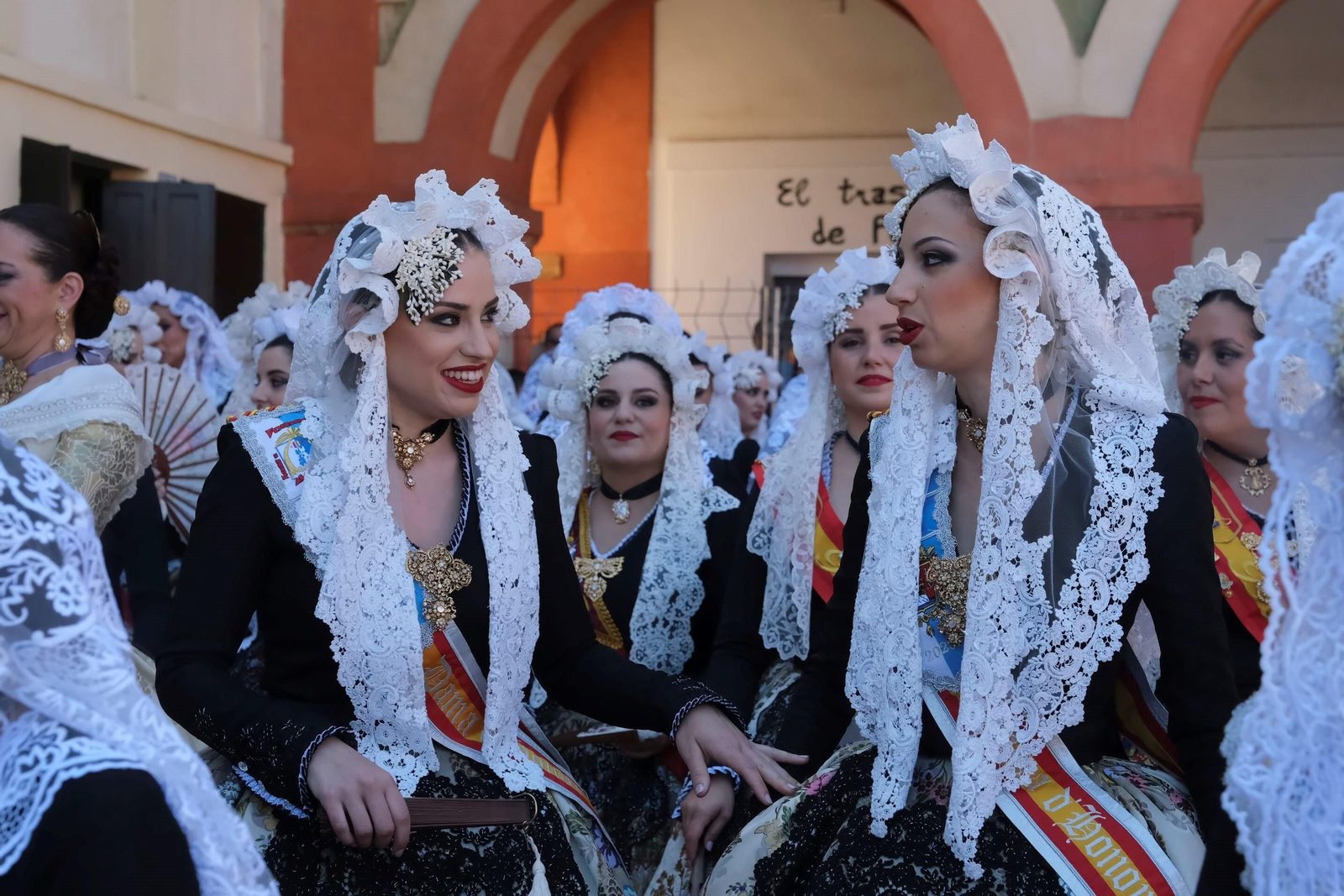La 'máscletá' y el desfile de 'belleses' alicantinas celebrado en la plaza de la Corredera de Córdoba, en imágenes