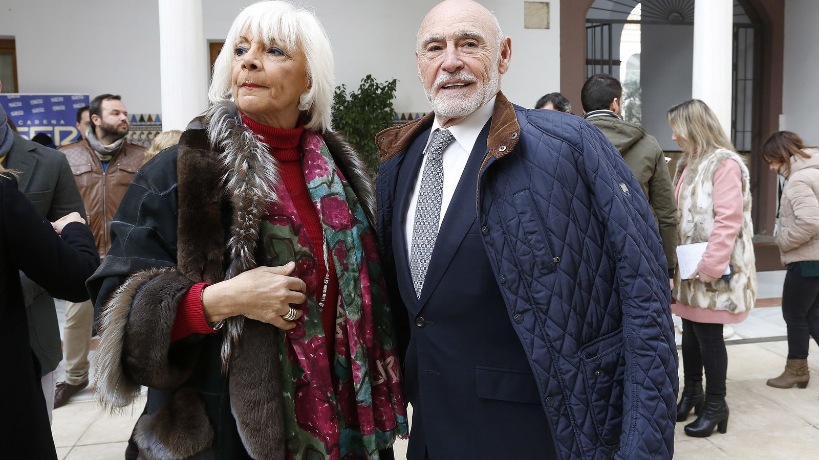 Los ex líderes del PP andaluz Teófila Martínez y Gabino Puche, en el Parlamento.