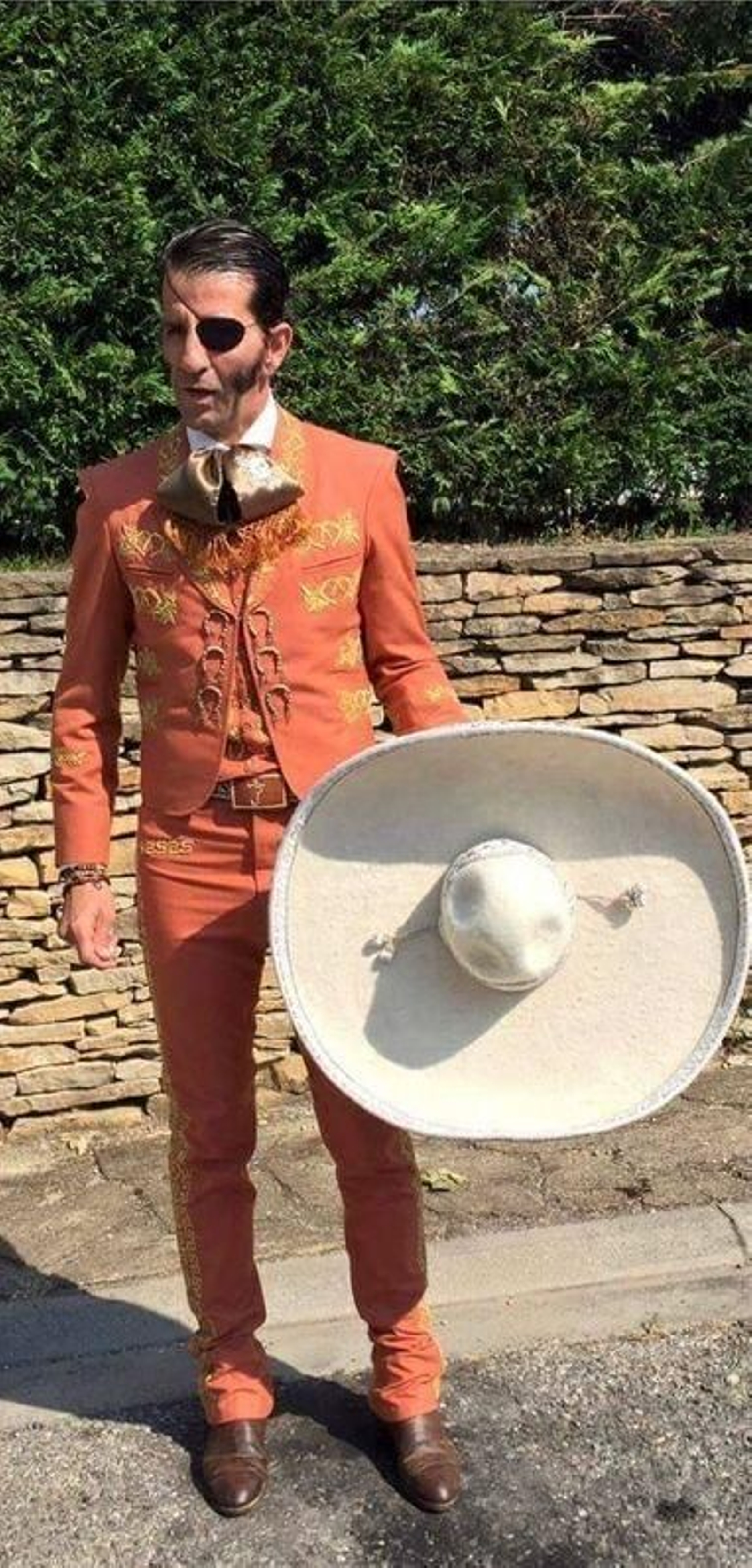 Juan José Padilla vestido con el traje charro que le regaló Vicente Fernández. Juan José Padilla vestido con el traje charro que le regaló Vicente Fernández.
