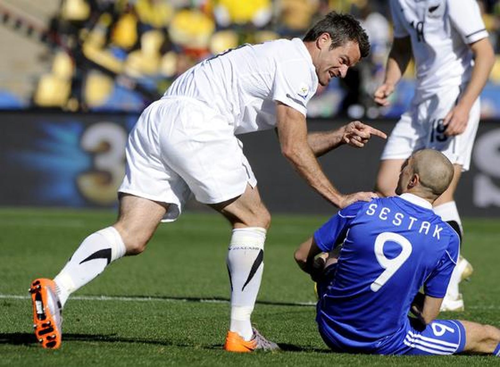 El neozelandés Ivan Vicelich (i) señala a Stanislav Sestak, que le mira desde el suelo.

Foto: Efe