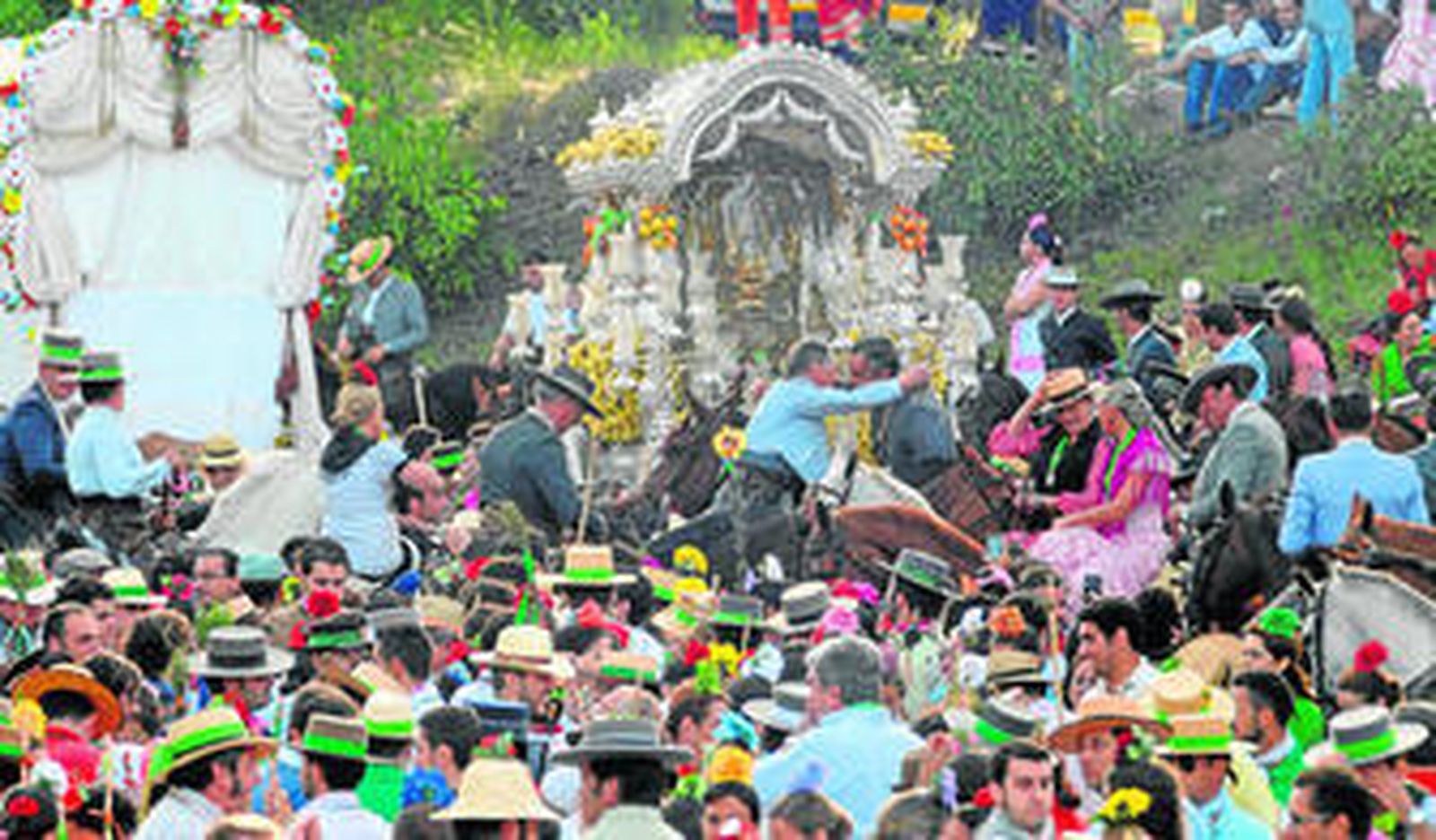 Una marea de peregrinos precede a la carreta del simpecado trianero detenida en el Quema. Bajo sus pies, fluyen las aguas del 'Jordán rociero'.