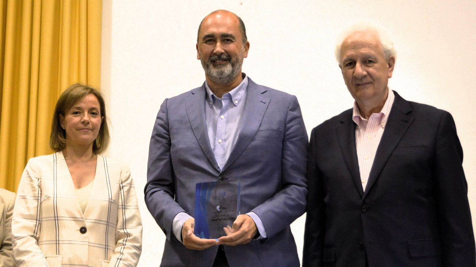 Valle García, Manuel García de la Vega y José María San Segundo en la entrega del galardón.