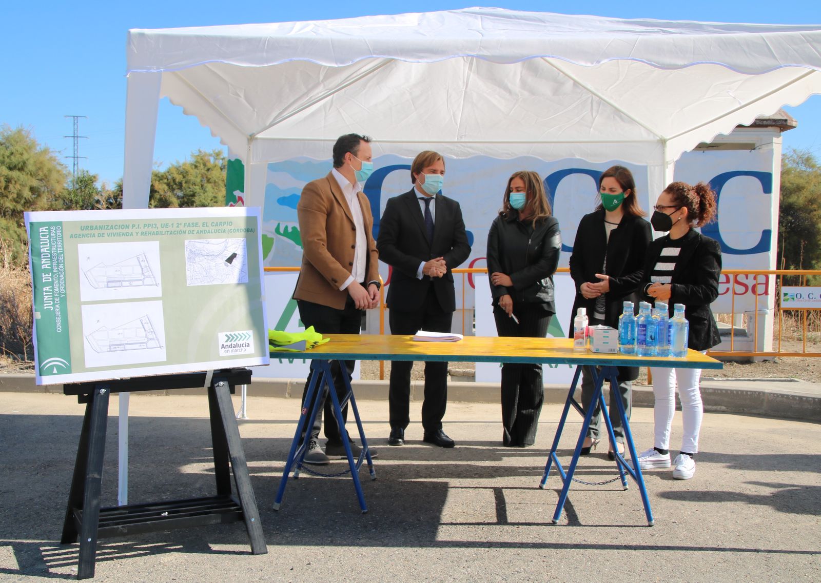 Visita de Antonio Repullo y Cristina Casanueva a la urbanización industrial de El Carpio.