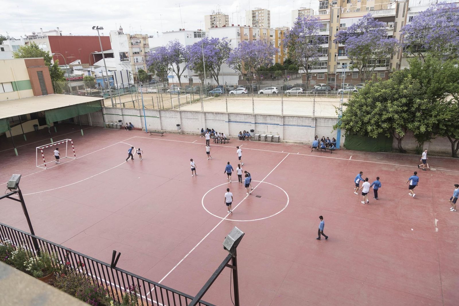 Patio del colegio de la Milagrosa, que el próximo año cumple cincuenta años en el barrio de Begoña.
