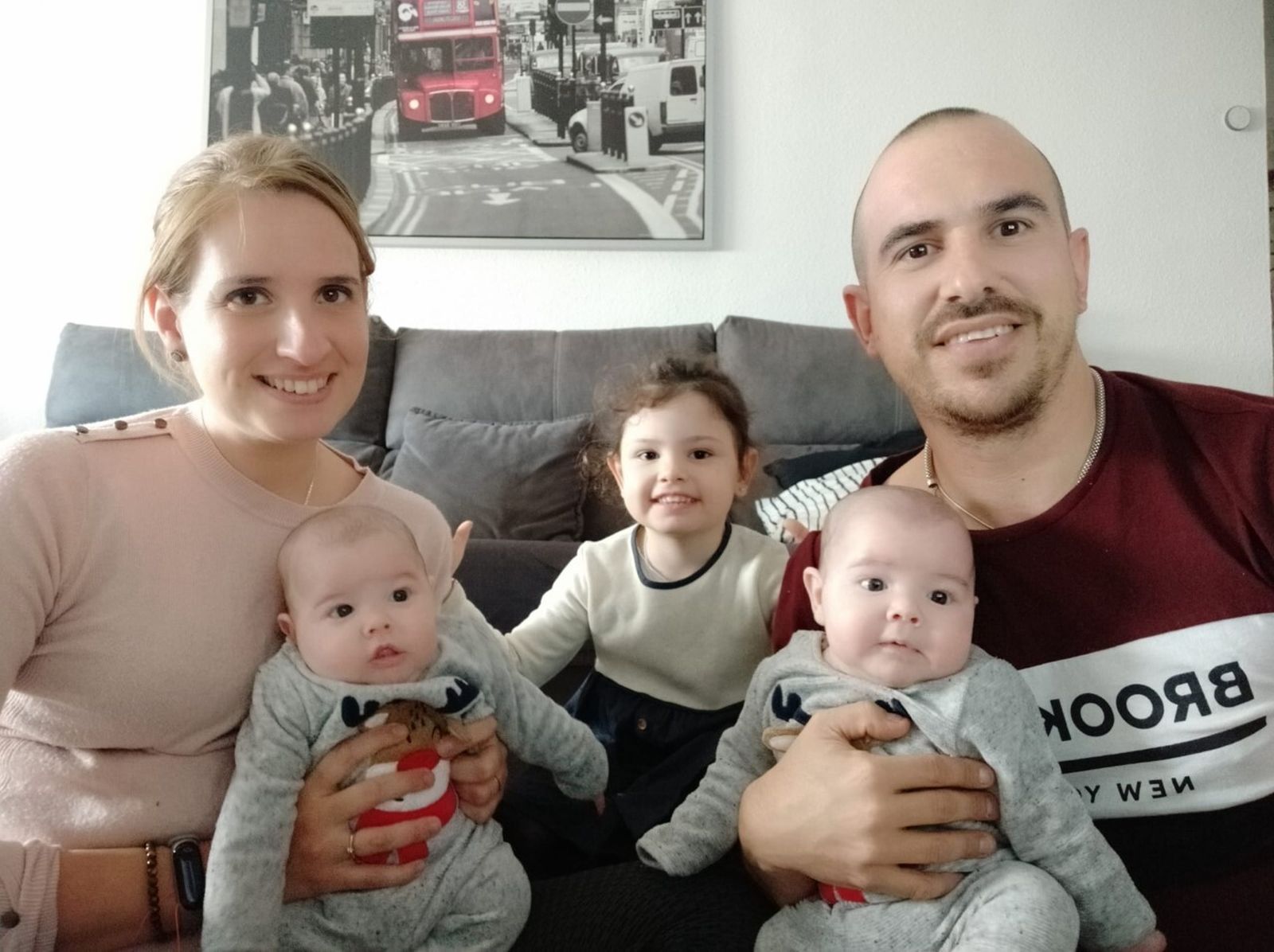 Lidia con sus hijos y su marido, confinados en casa por miedo al contagio.