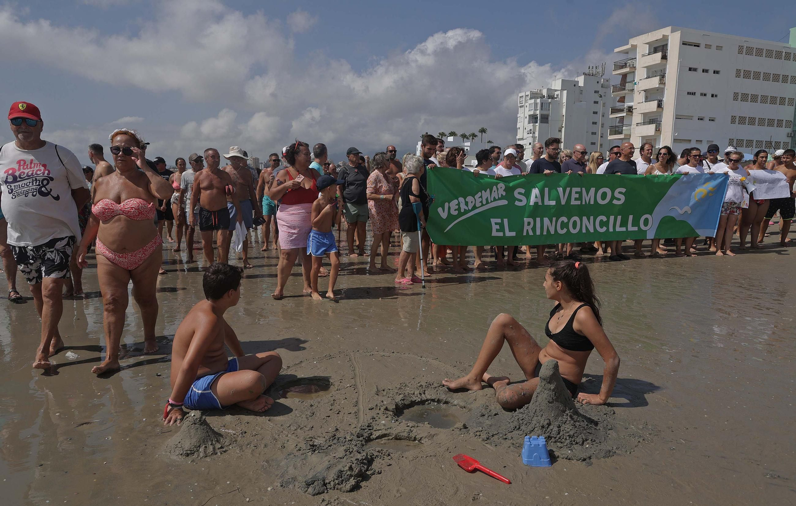 Fotos de la manifestación de la plataforma Salvemos El Rinconcillo y el grupo ecologista Verdemar en Algeciras