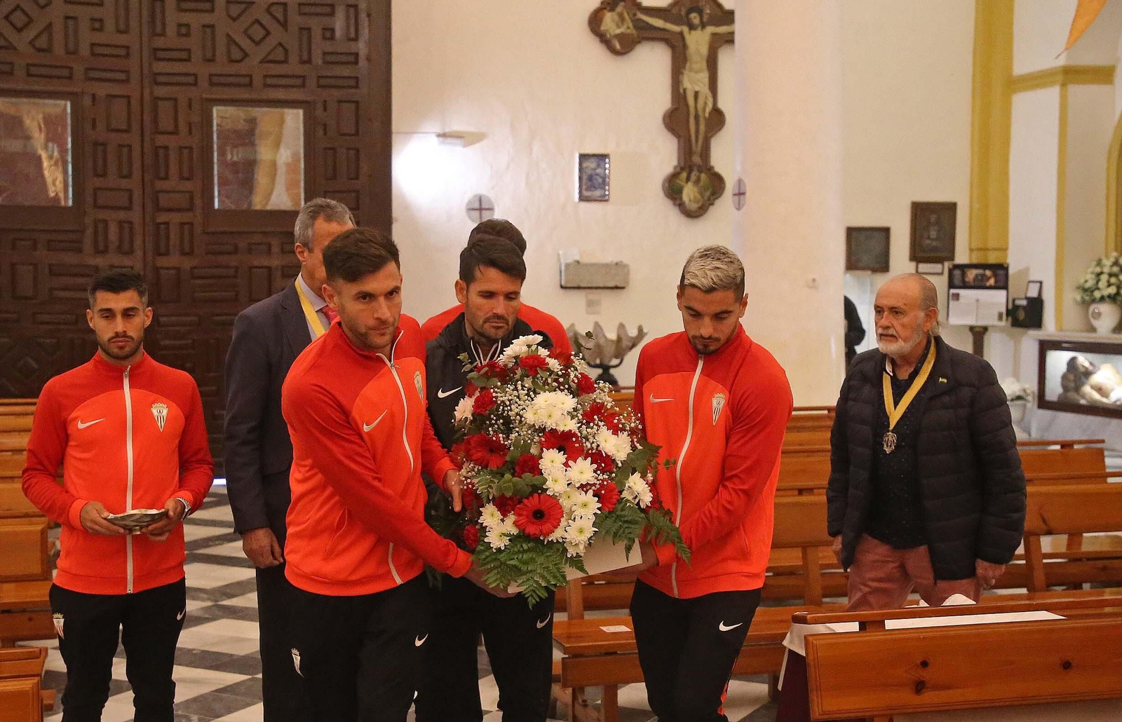 La ofrenda floral del Algeciras CF a la Virgen de la Palma, en imágenes