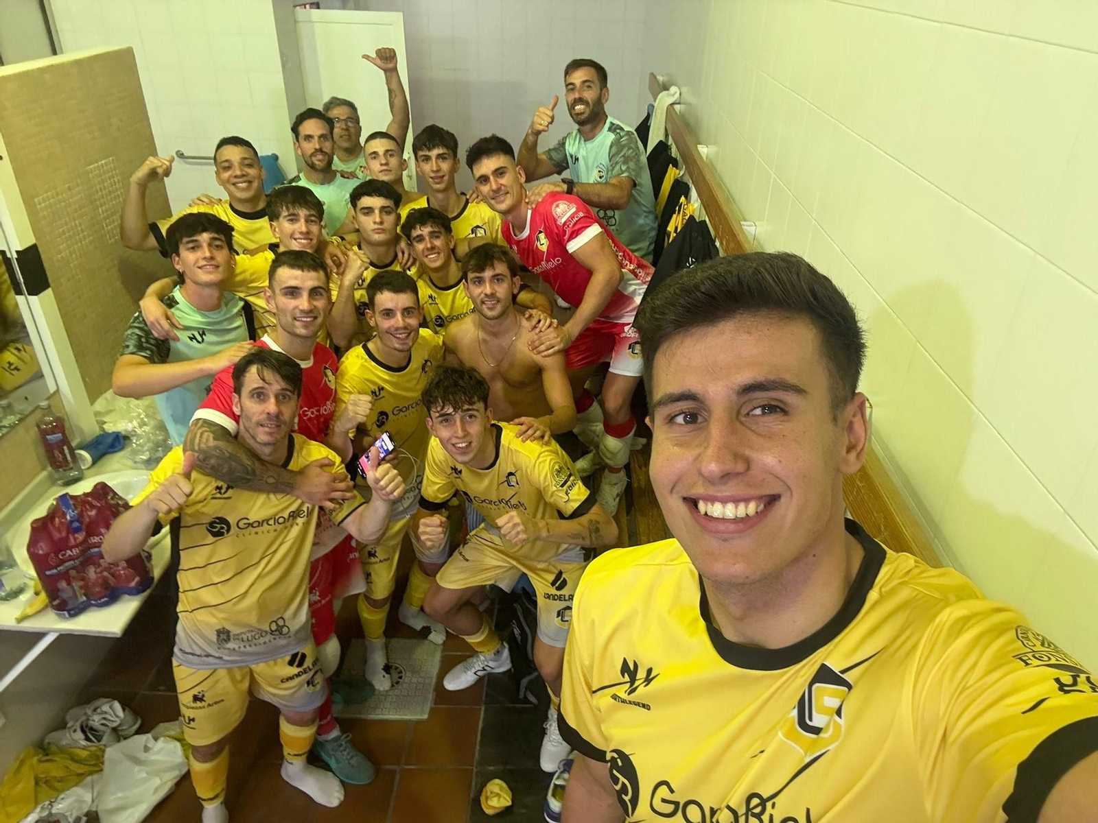 Fermín Hidalgo celebra con sus pupilos y cuerpo técnico el triunfo copero.