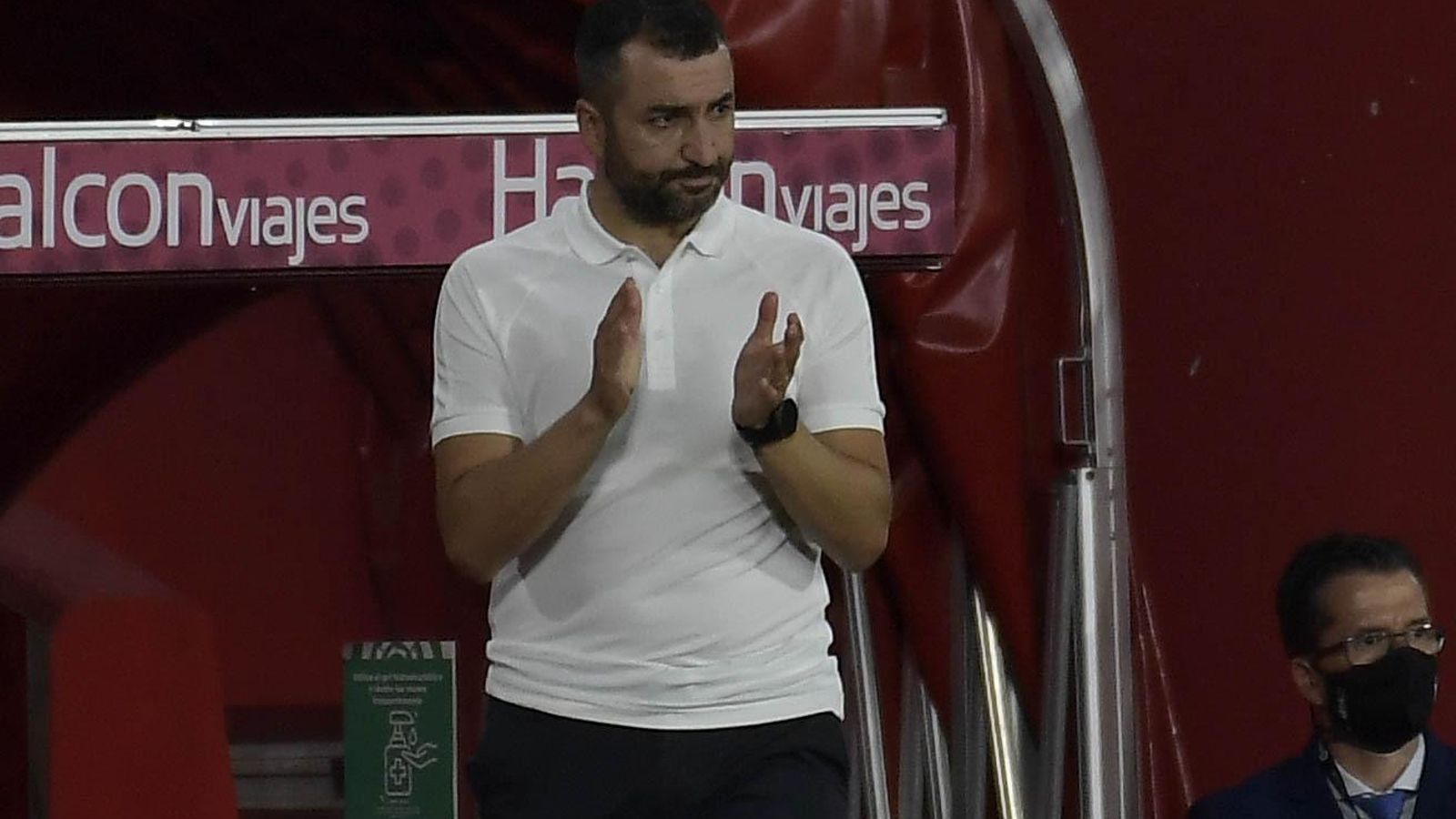 Diego Martínez aplaude a sus jugadores en el último duelo en Los Cármenes.