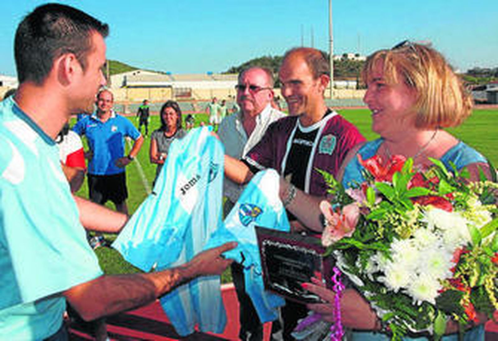 1. Los familiares de Juanín recibieron camisetas del Nerva así como recuerdos y reconocimientos de todos los equipos participantes.  2. El recuerdo de Juanín sigue muy presente en el Nerva y en su club de origen. 3 y 4. El hijo de Juanín tuvo la oportunidad de jugar unos minutos con el Córdoba y el Nerva.