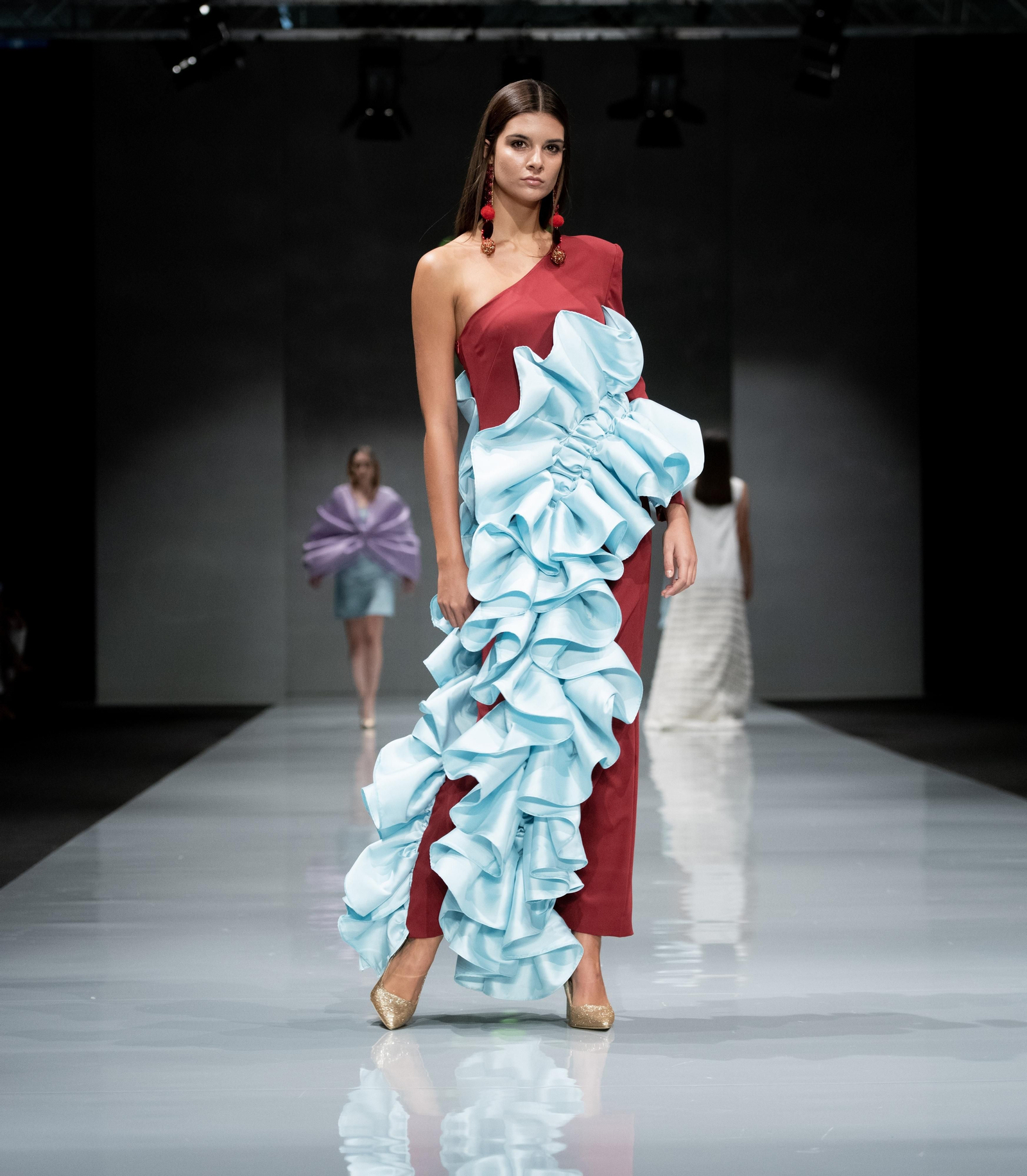 Raices, una revisión a sus orígenes a través de la moda del diseñador Julián Ortiz