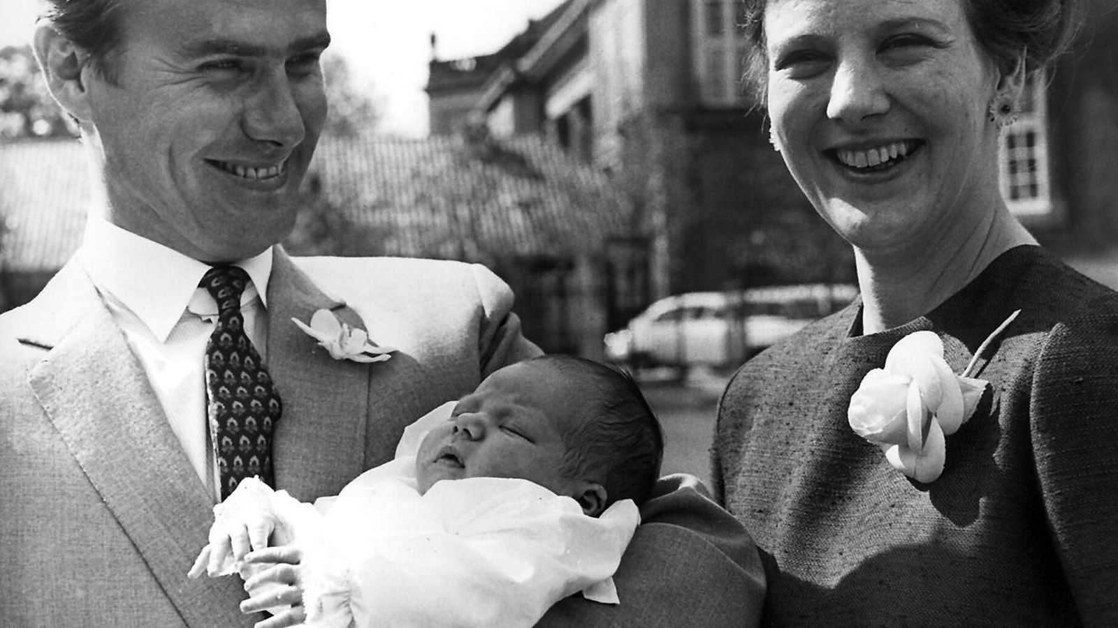 Margarita y Enrique con su primer hijo, Federico, recién nacido.