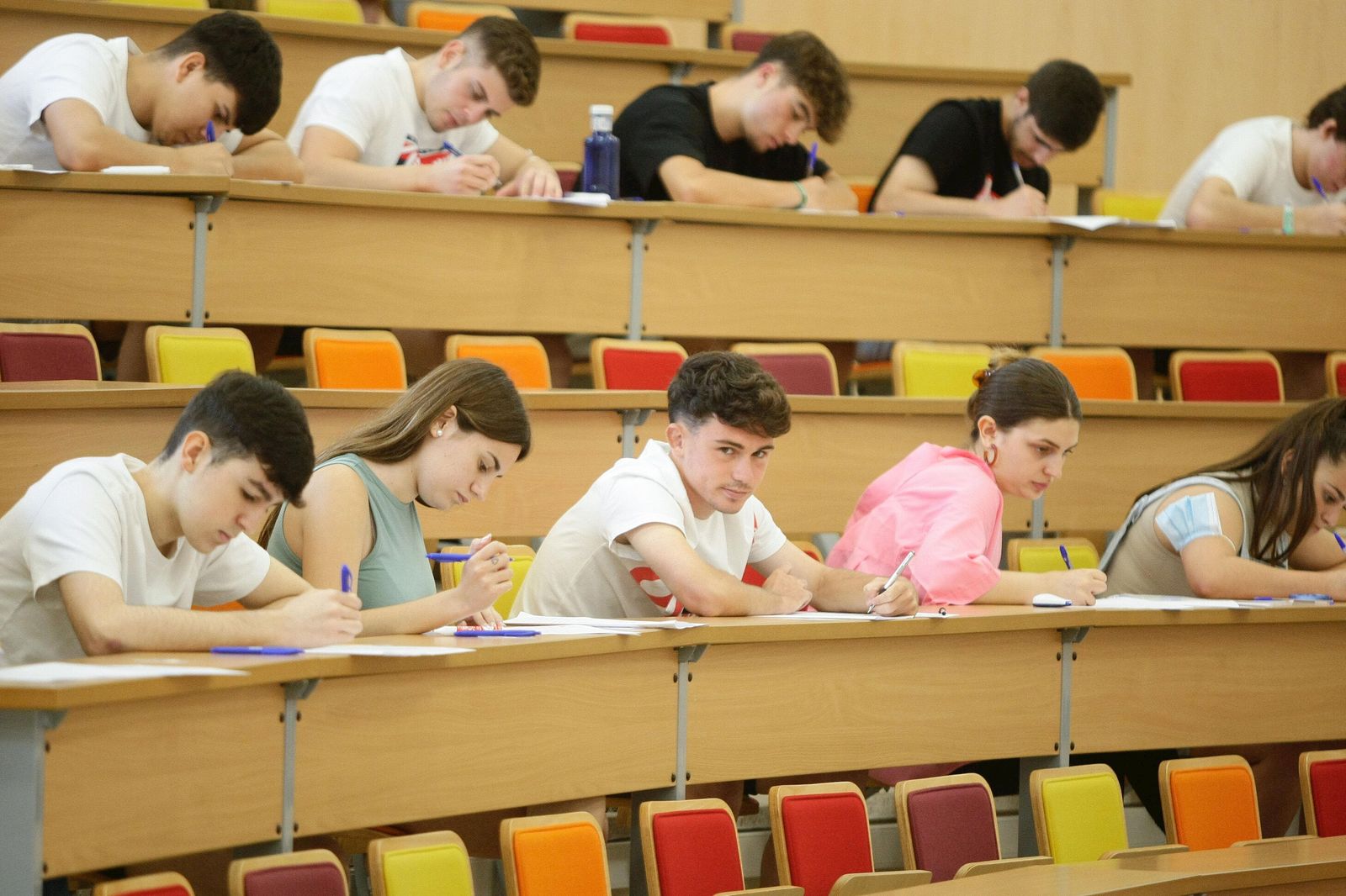 Alumnos enfrentándose a una de  las pruebas de  Acceso a la Universidad en la Facultad de  Medicina de  Cádiz