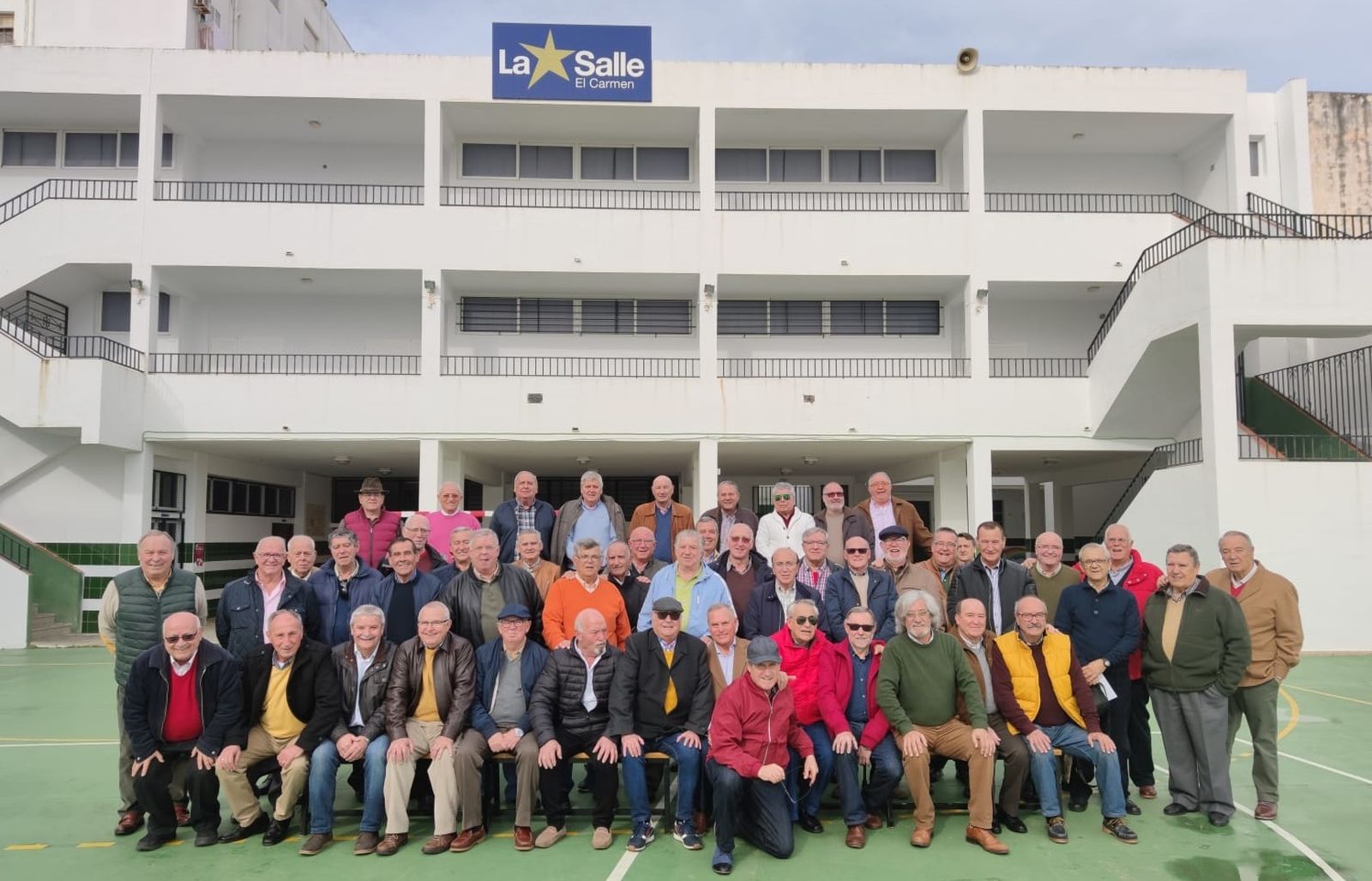 Foto de grupo de los antiguos alumnos de La Salle que participaron de la convivencia.