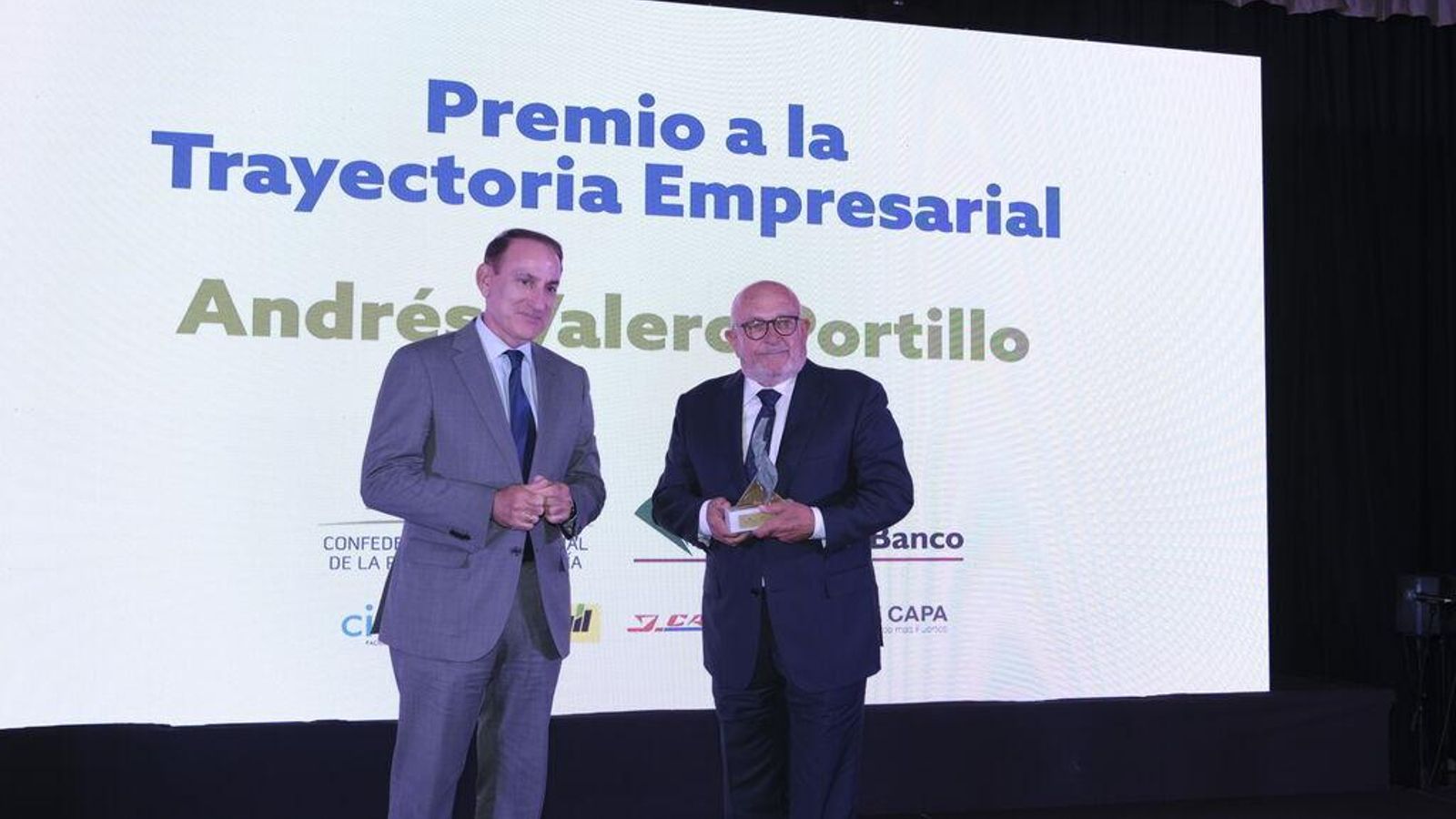 Entrega del premio a Andrés Valero.