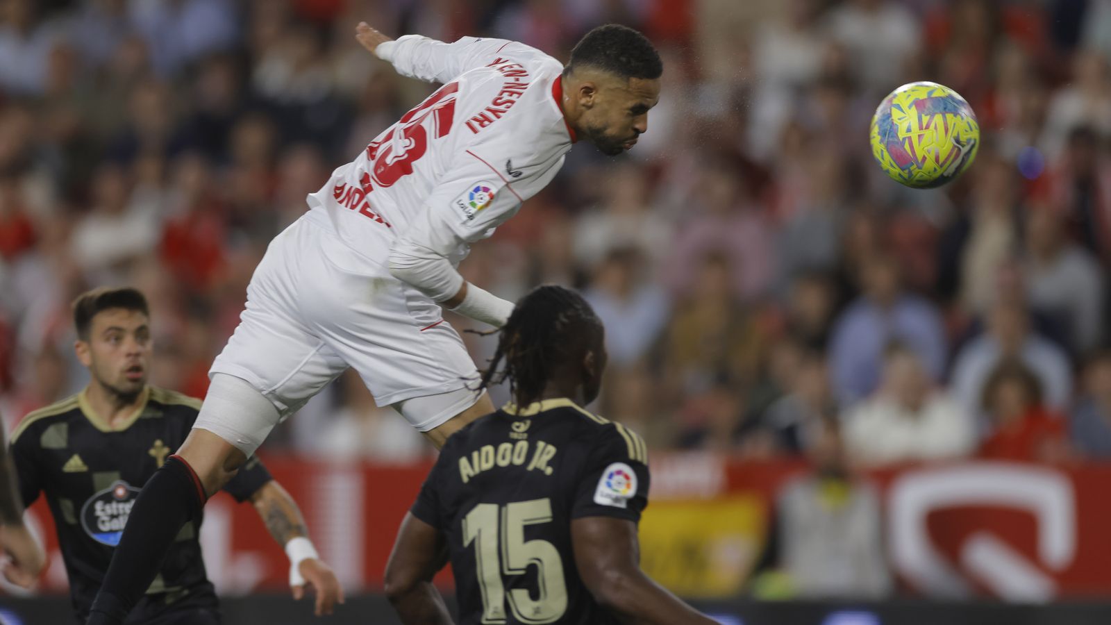 En-Nesyri remata de cabeza en el balón que se le fue fuera por poco.