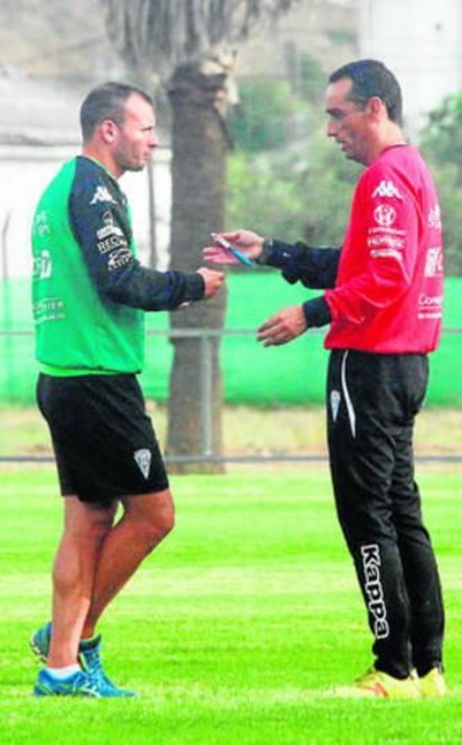 Juli dialoga con Oltra en la fase inicial del entrenamiento de ayer en la Ciudad Deportiva.