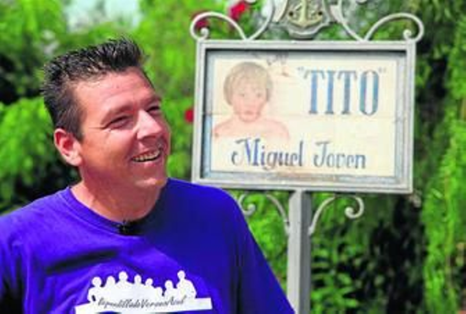 El actor Miguel Joven, delante de una placa que lleva su nombre.