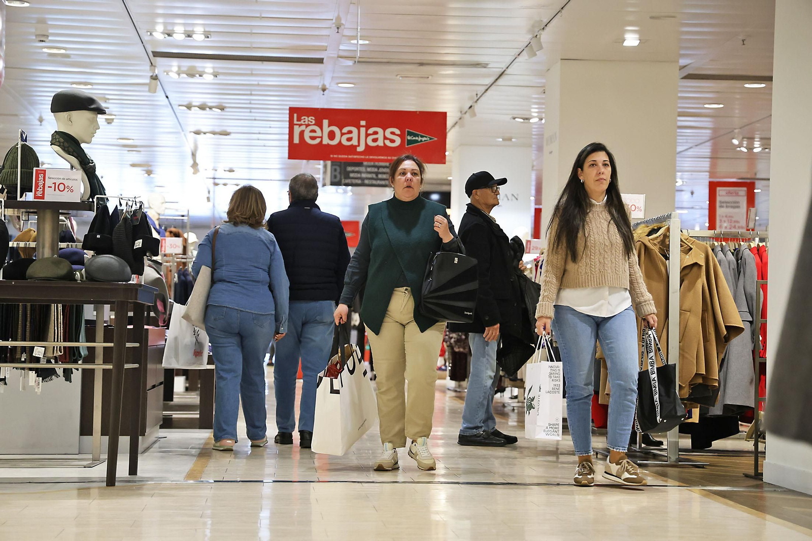 Imágenes del comienzo de las rebajas en Huelva