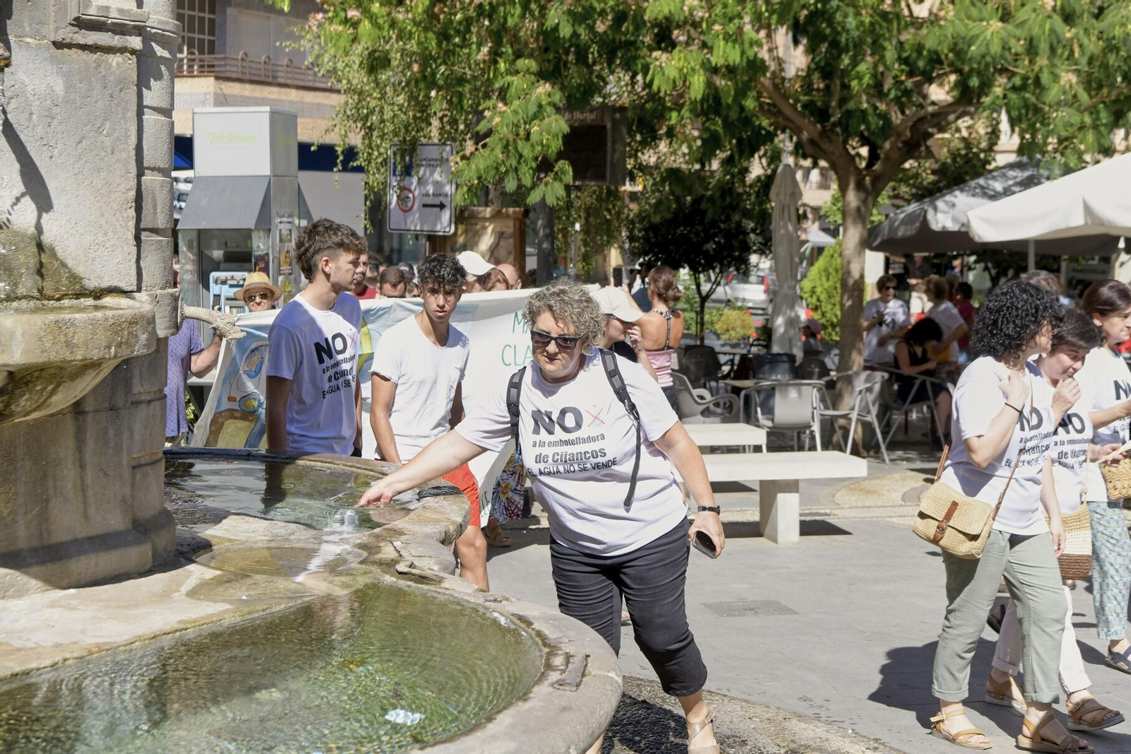 Así se han manifestado por las calles de Padul en contra de la embotelladora de Cijancos