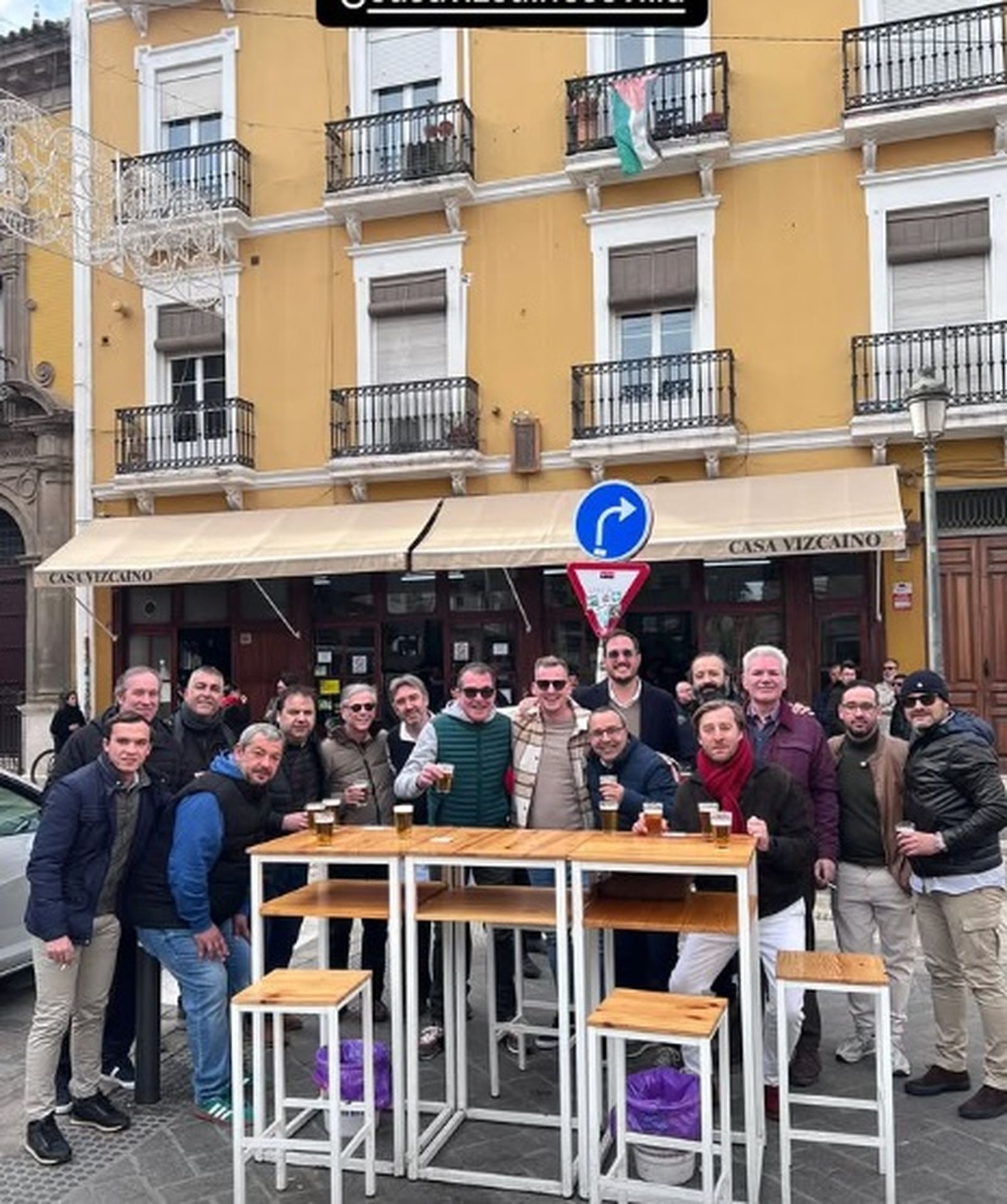 Personal de El Colmao de Gascón Rubio, celebrando la victoria del Betis en Casa Vizcaíno.