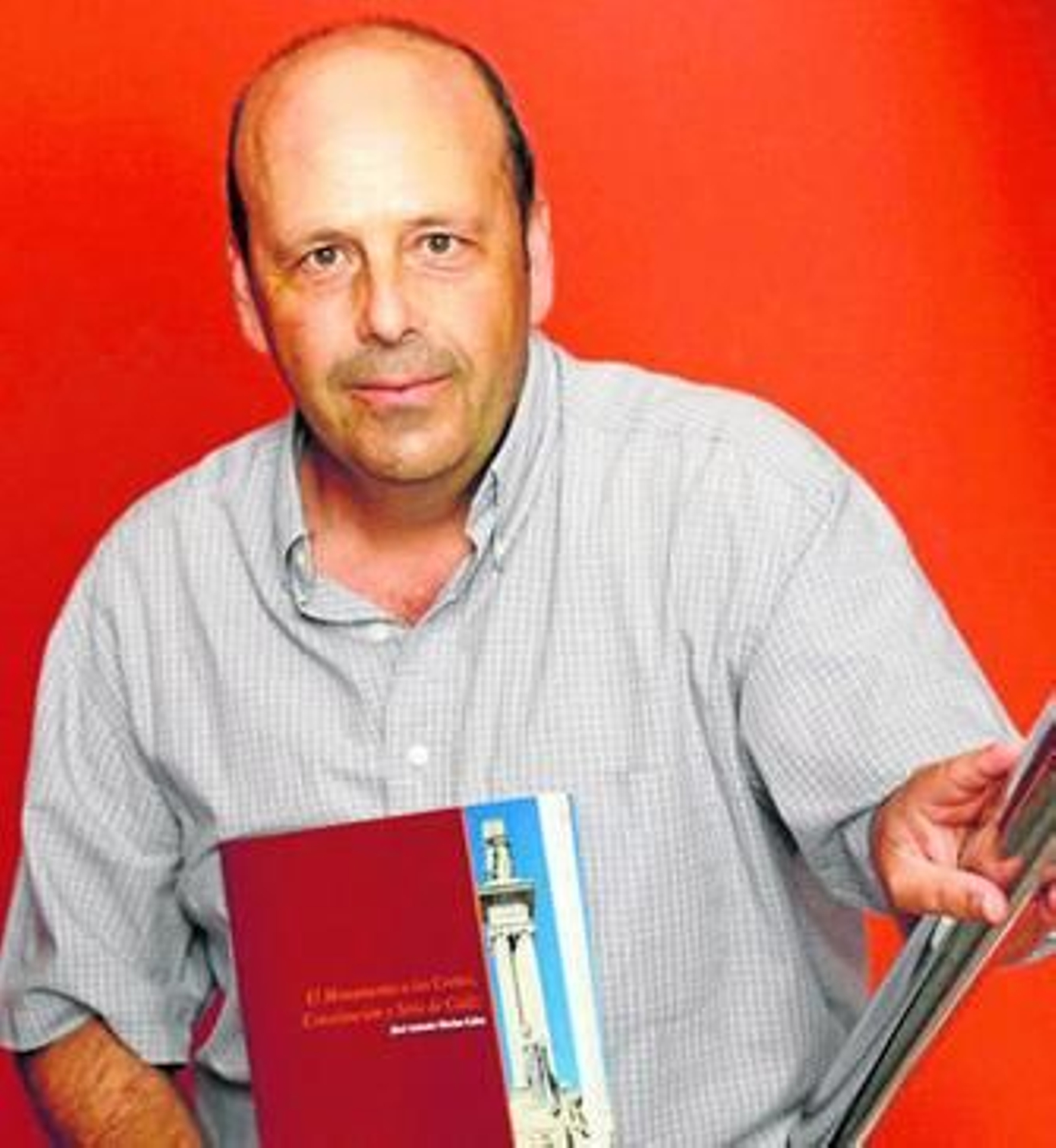 José Antonio Merino, posando con su libro ayer en la redacción de 'Diario de Cádiz'.