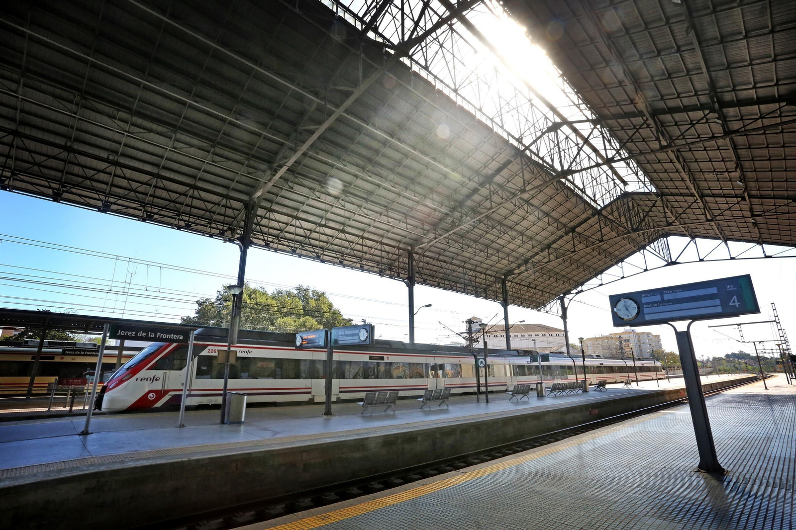 Un tren en la estación de trenes de Jerez.