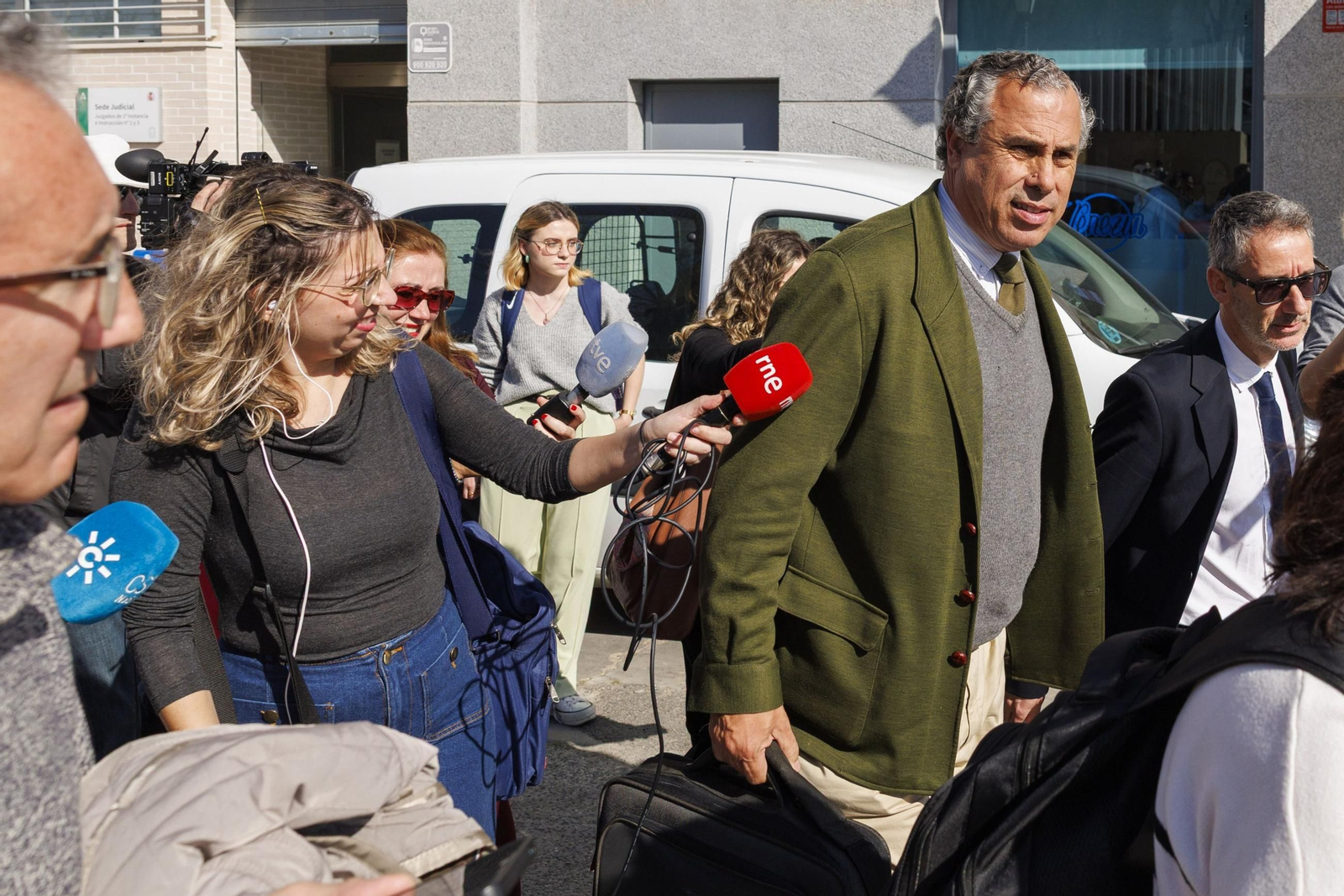 Los abogados del nieto de la duquesa de Alba, Luis Martínez de Irujo, tras la declaración ante juez. Los abogados del nieto de la duquesa de Alba, Luis Martínez de Irujo, tras la declaración ante juez.