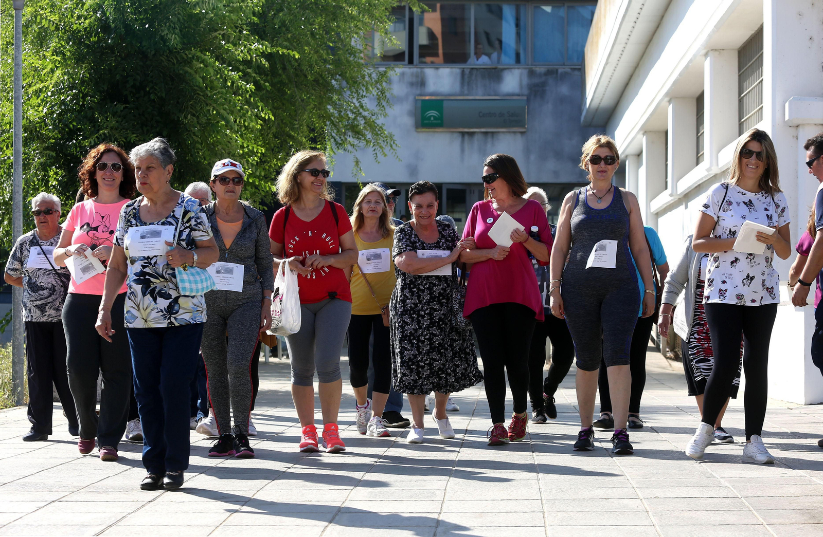 Participantes de la marcha organizada ayer por el centro de salud del Torrejón.