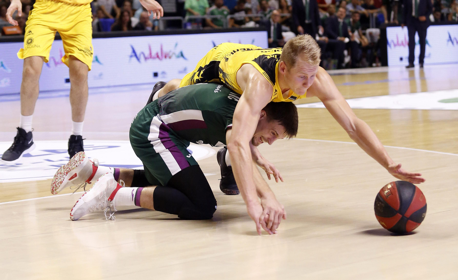 Sasu Salin compite un balón con Aleksa Avramovic.