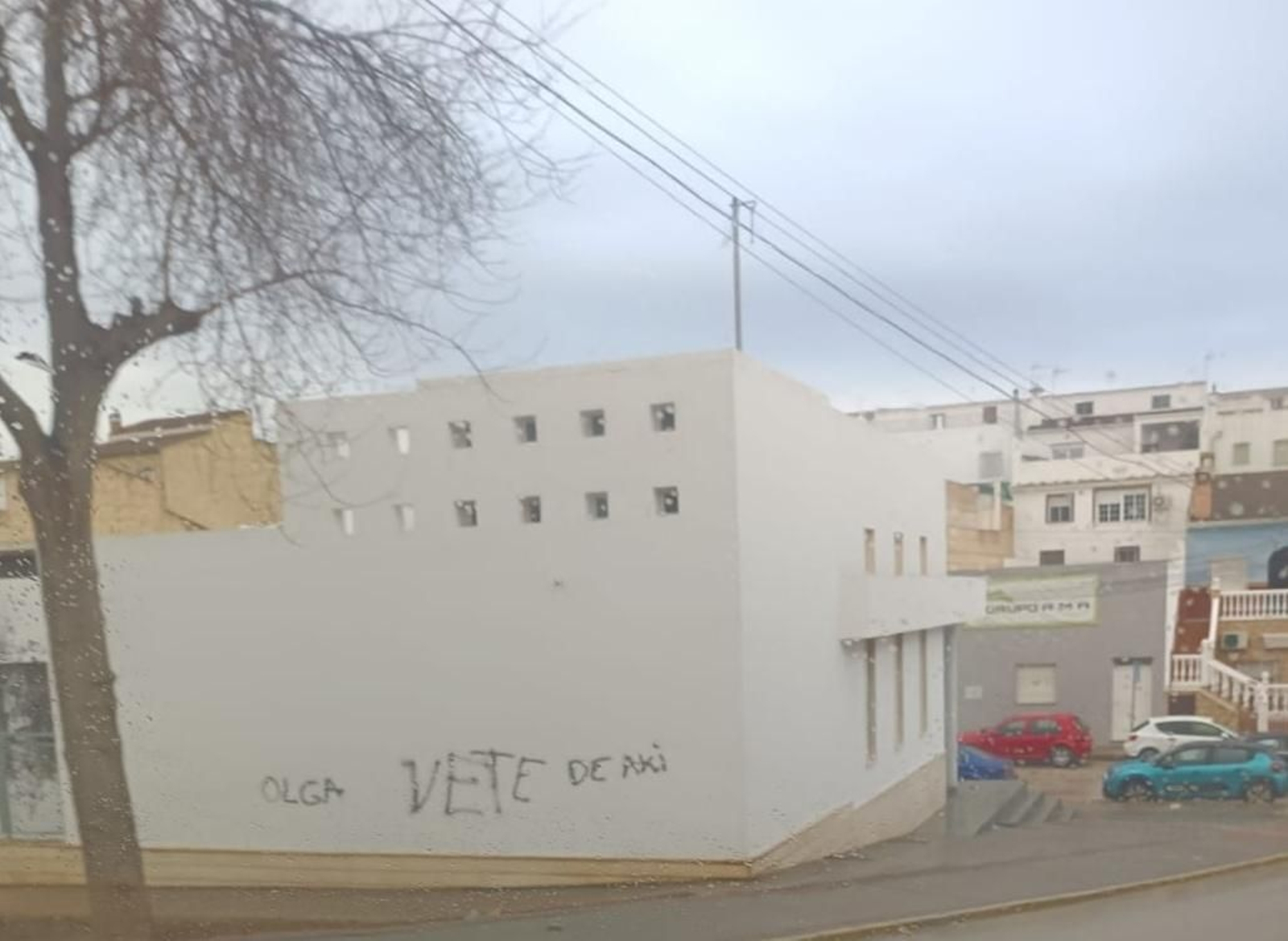 Pintadas en la fachada del Consultorio de Badolatosa contra la única médica que pasa consulta.