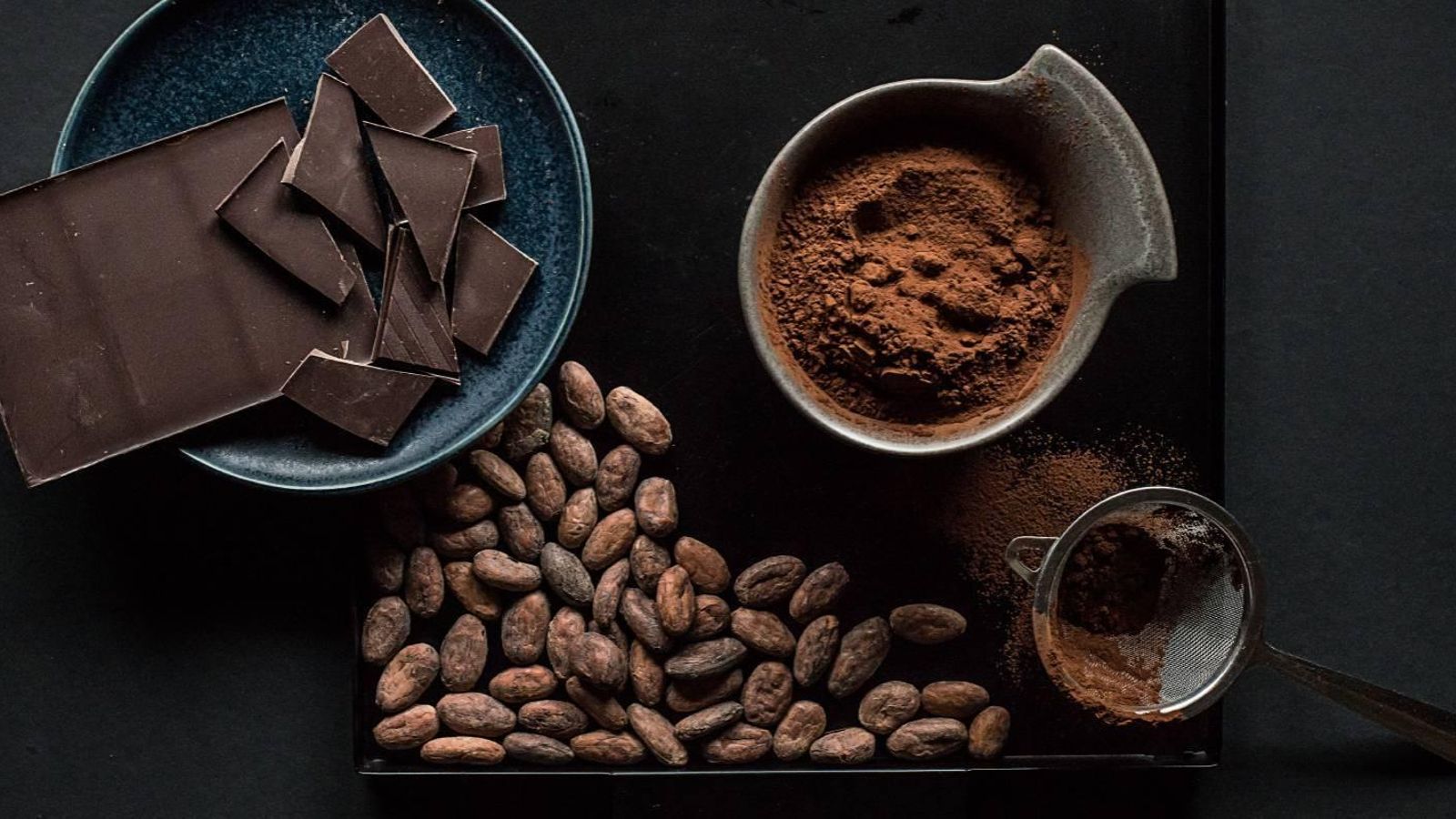Granos de cacao, cacao molido y tableta de chocolate. Granos de cacao, cacao molido y tableta de chocolate.