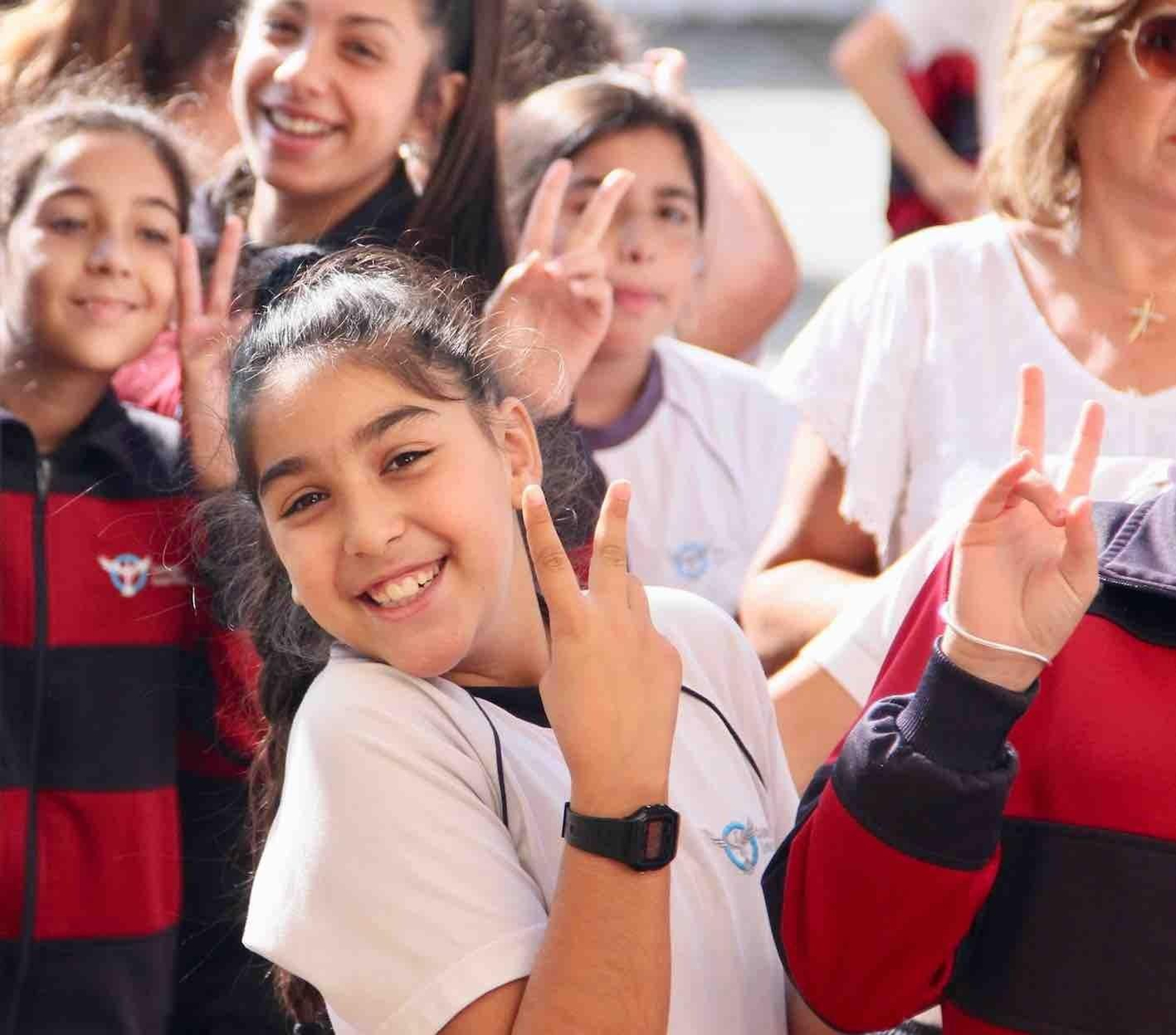 Alumnos del Colegio Juan Pablo II La Línea: "Porque tu hijo es único".